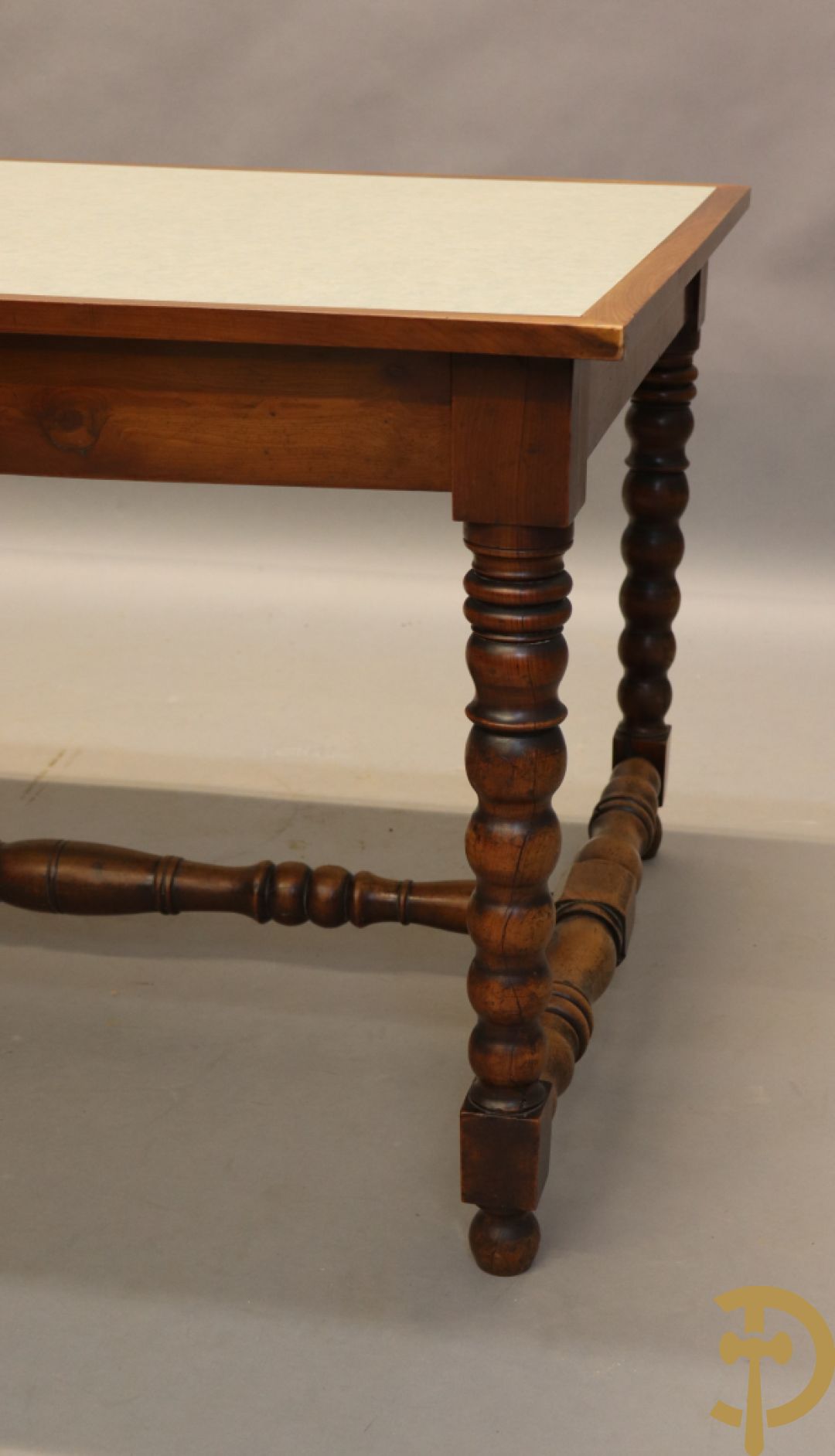 Landelijke tafel op ballusterpoten met vernieuwd blad in formica