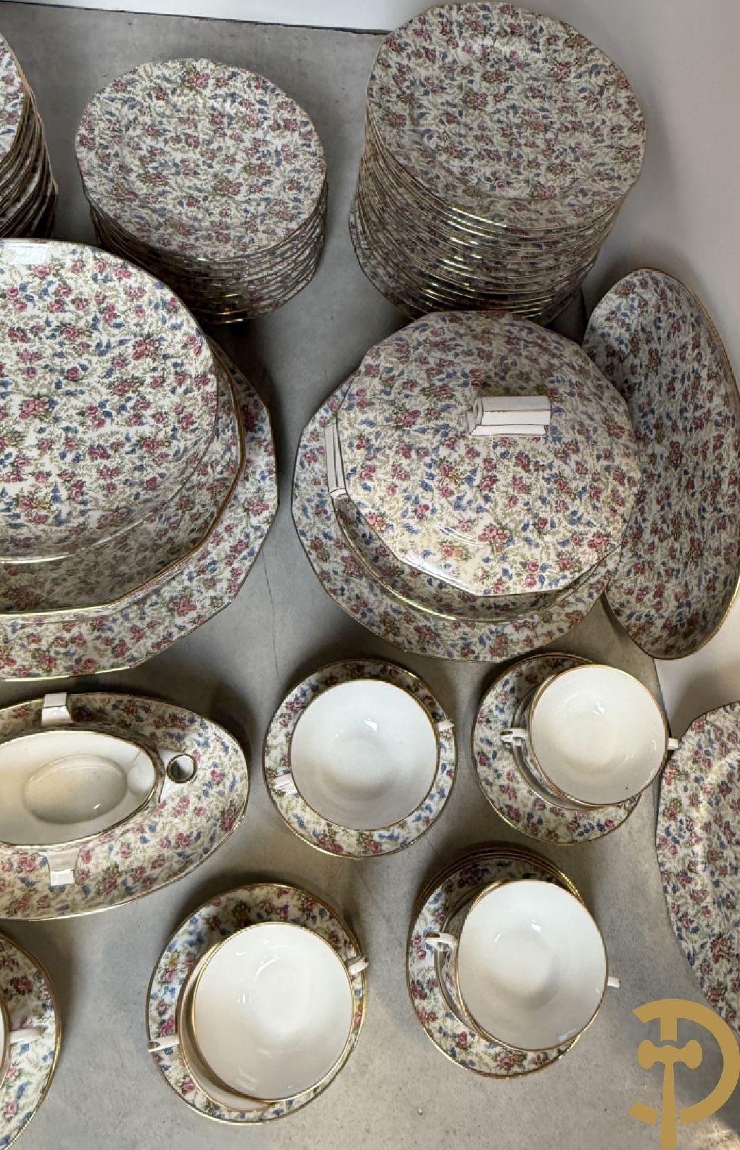 Uitgebreid zeer decoratief porseleinen eet- en koffieservies met bloemendecor, Limoges France