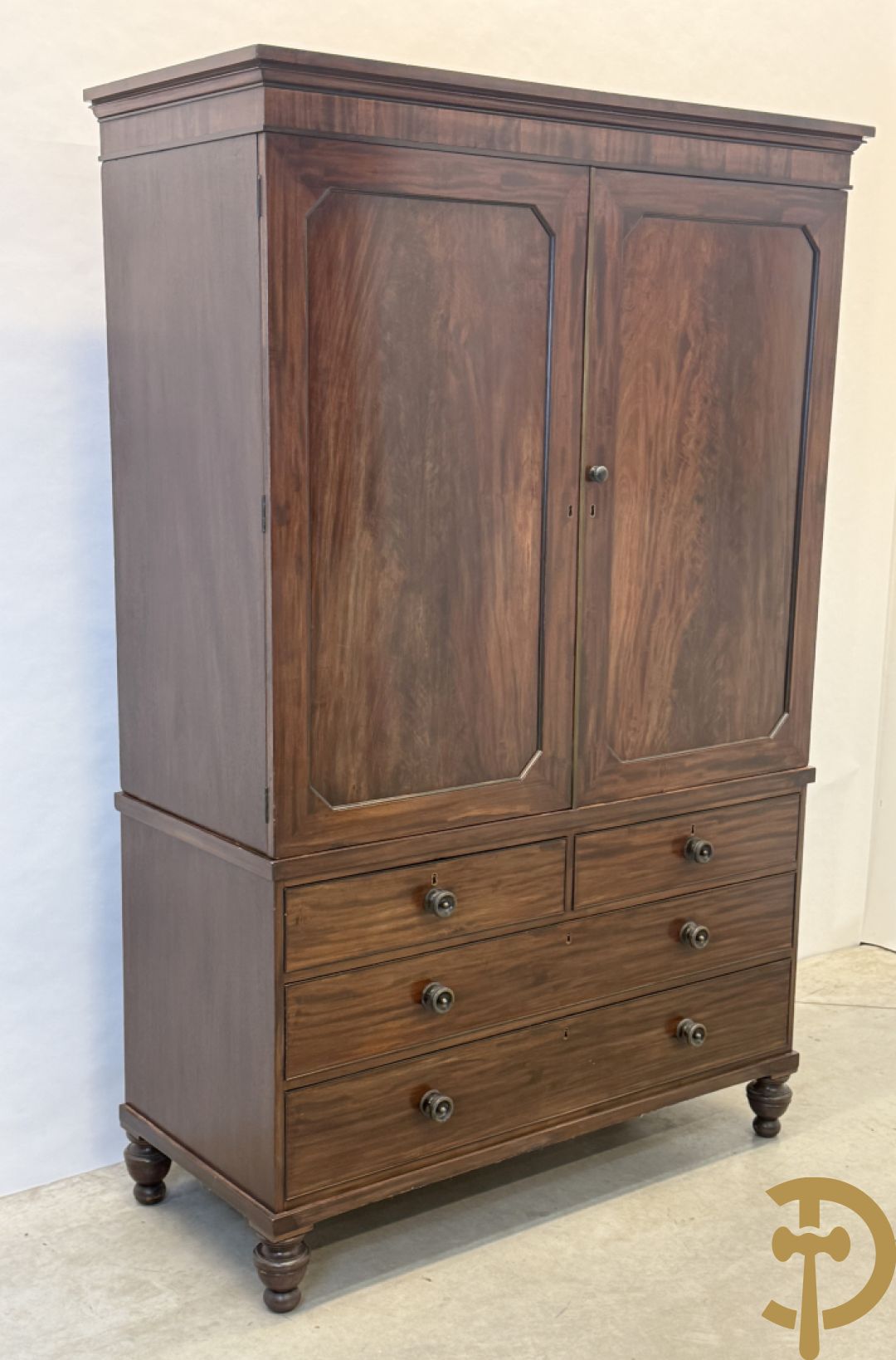 Engelse mahoniehouten linnenpress met 2 deuren bovenaan,  5 uitschuifbare lades in interieur - onderaan met 4 lades