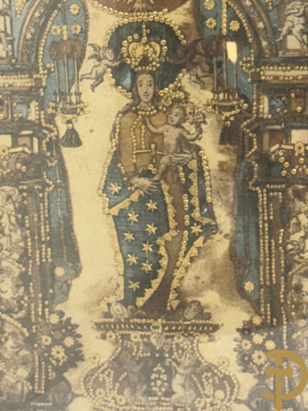 Voorstelling van Madonna met kind, deels verguld, deels geaquarelleerd - in ovale lijst + Voorstelling van Madonna met kind in textielwerk in ovale lijst + Madonna met kind in glazen kastje+ 2 kleine ovale medaillons in pijpaarde