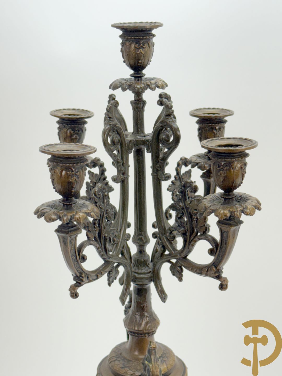 Driedelige zamak garnituur bestaande uit pendule met cupido en dame geflankeerd door paar vijfarmige kandelaars, Bruchon getekend