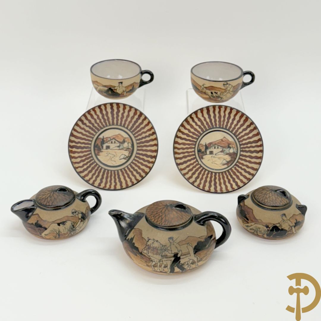 Tète à tète in meerkleurige faience Grès van Ciboure, getekend R. Le Corrone, bestaande uit theekan, melkkan, suikerpot, 2 tasjes en 2 schoteltjes