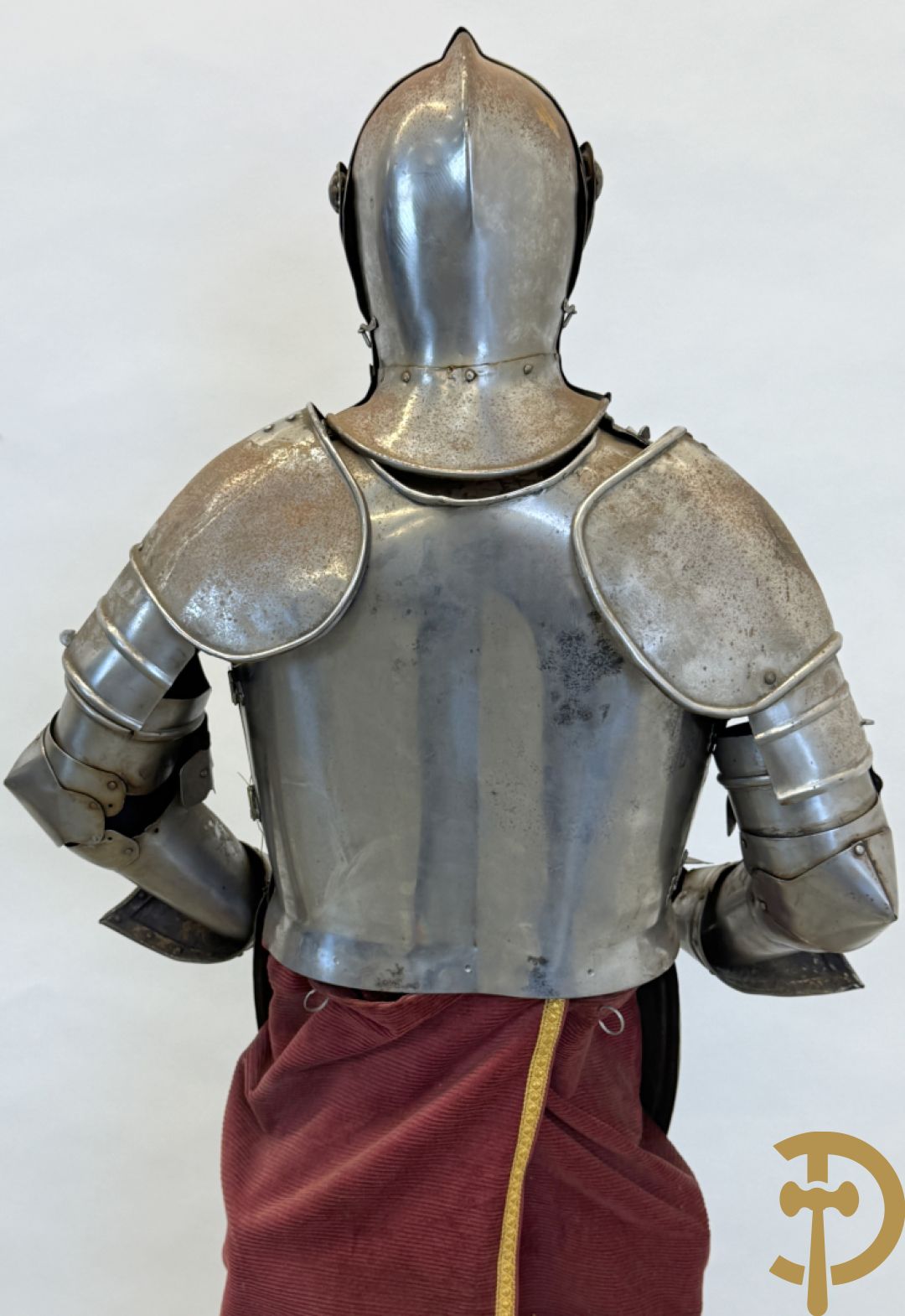 Paar ijzeren decoratieve harnassen ridderuitrusting met geciseleerde motieven op de elementen, met zwaard en ridderhelm - op statief - vermoedelijk Spaans 1930-1940