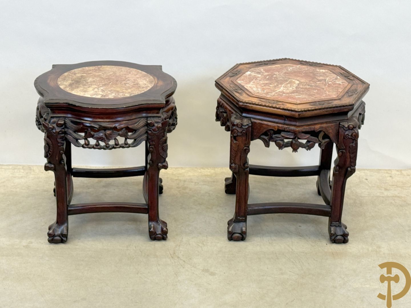 Achthoekige en afgeronde Chinese sokkel met sculptuur