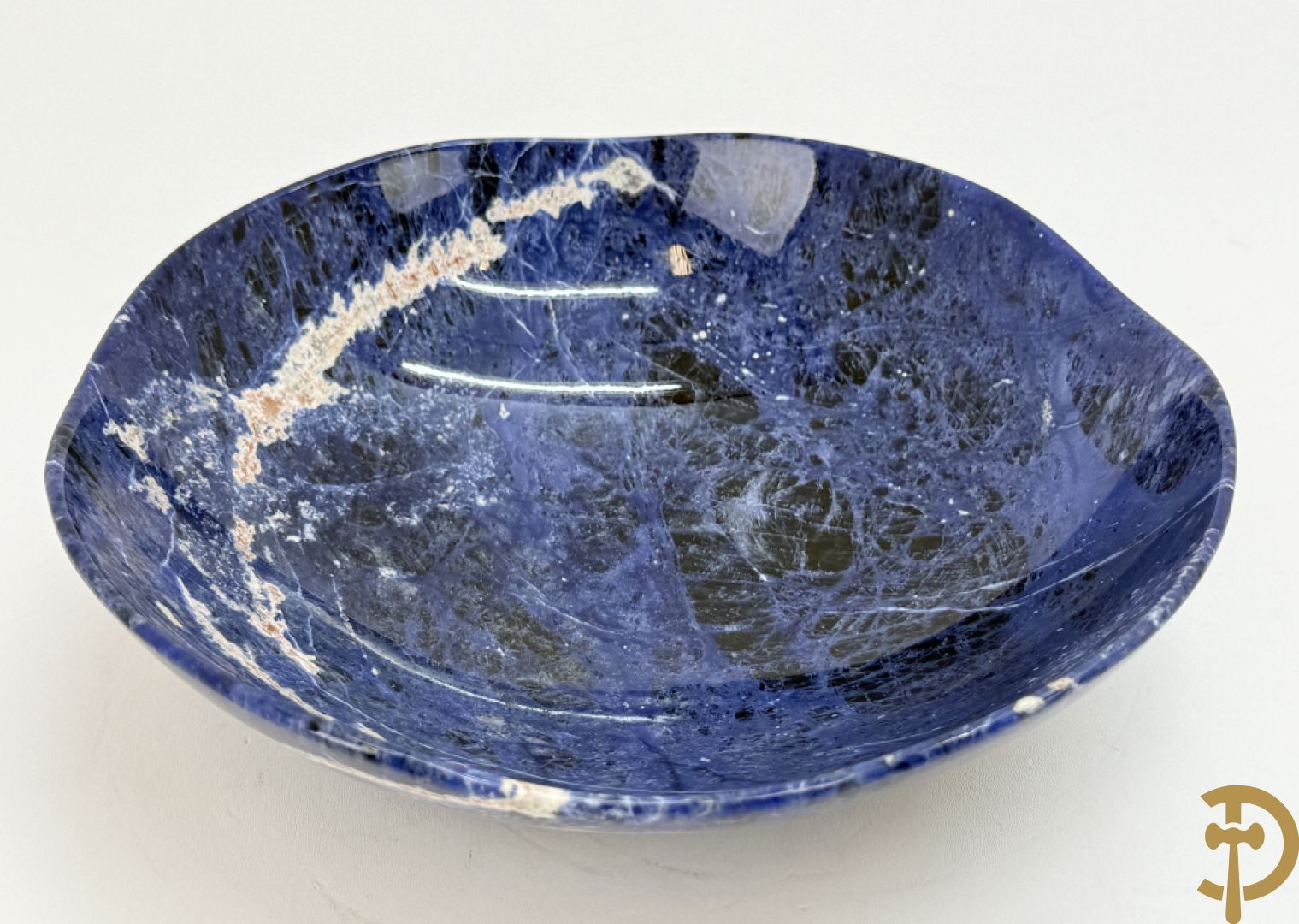 Wolf Helmut (getekend onderaan) Gepolierde schaal/bowl van blauw/wit sodaliet met golvende rand onder getekend WOLF H. (Steinbildhauer, Edelsteingestalter, aus Kirschweiler, Idar-Oberstein),