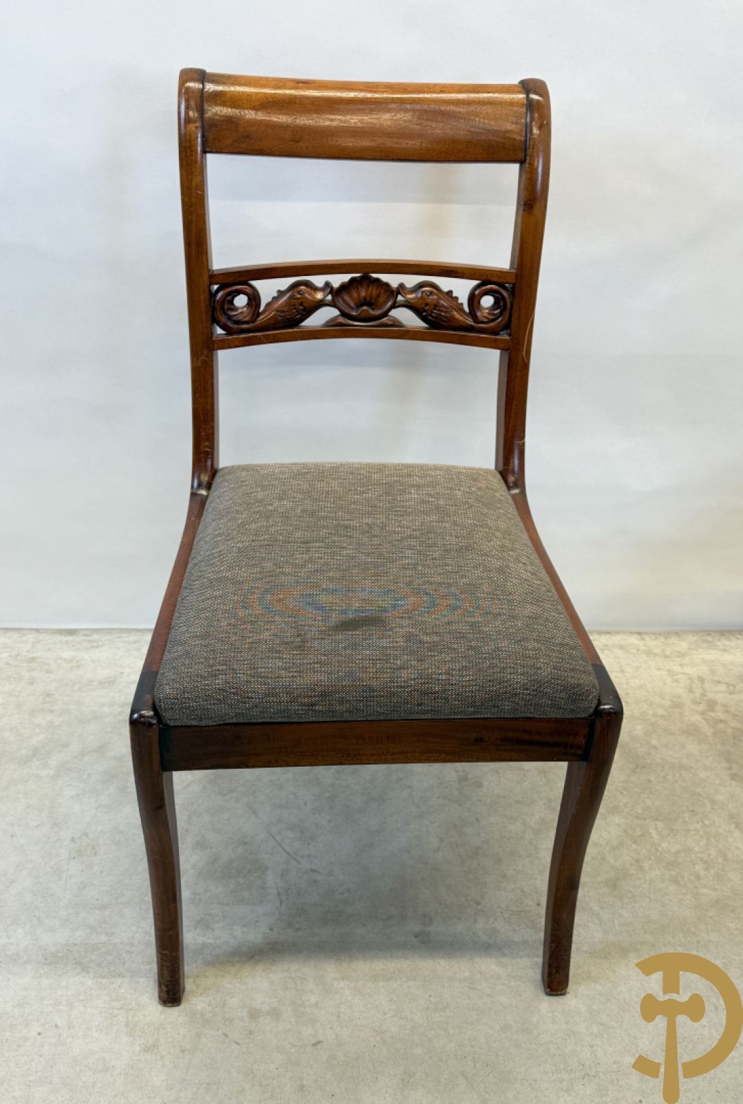 Set notelaren stoelen met sculptuur van dolfijnen in de rug, bestaande uit zes stoelen en 2 armzetels