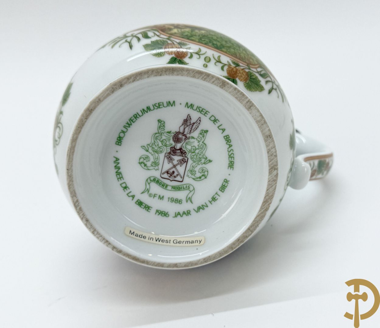 Varia porselein en keramiek : paar jardinières met zwanen, apothekerspot, 2 schenkkannen Franklin Mint en vaas Hutschenreuter