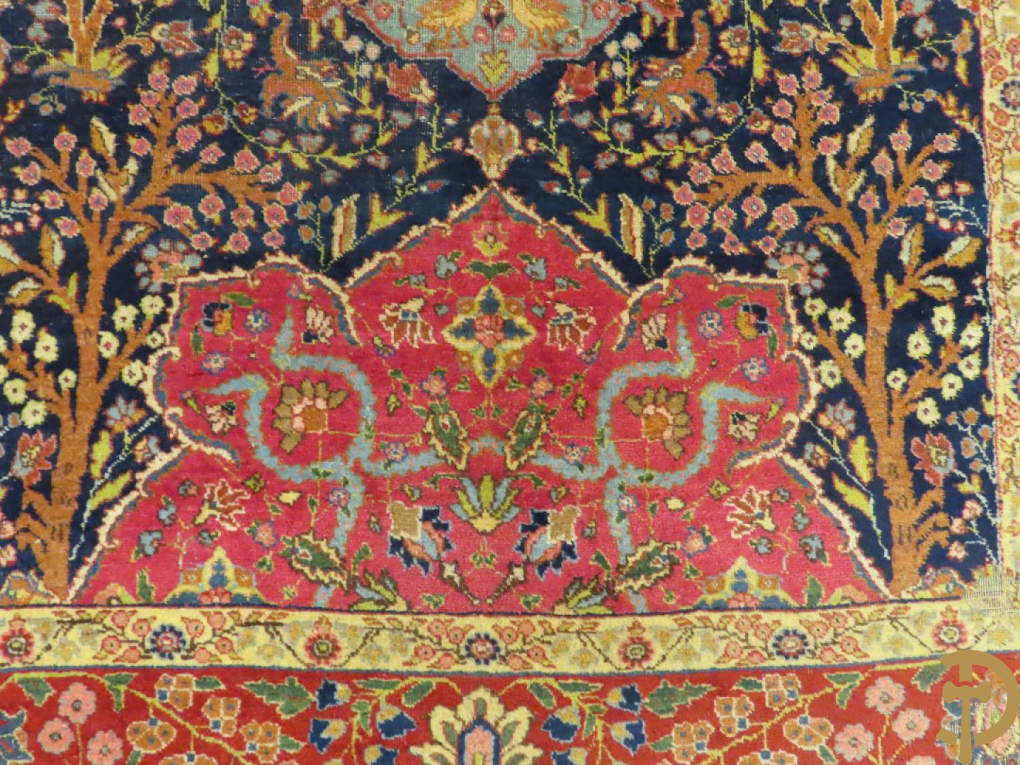 Antiek Oosters handgeknoopt tapijt Tabriz met amfoor en bloementafereel