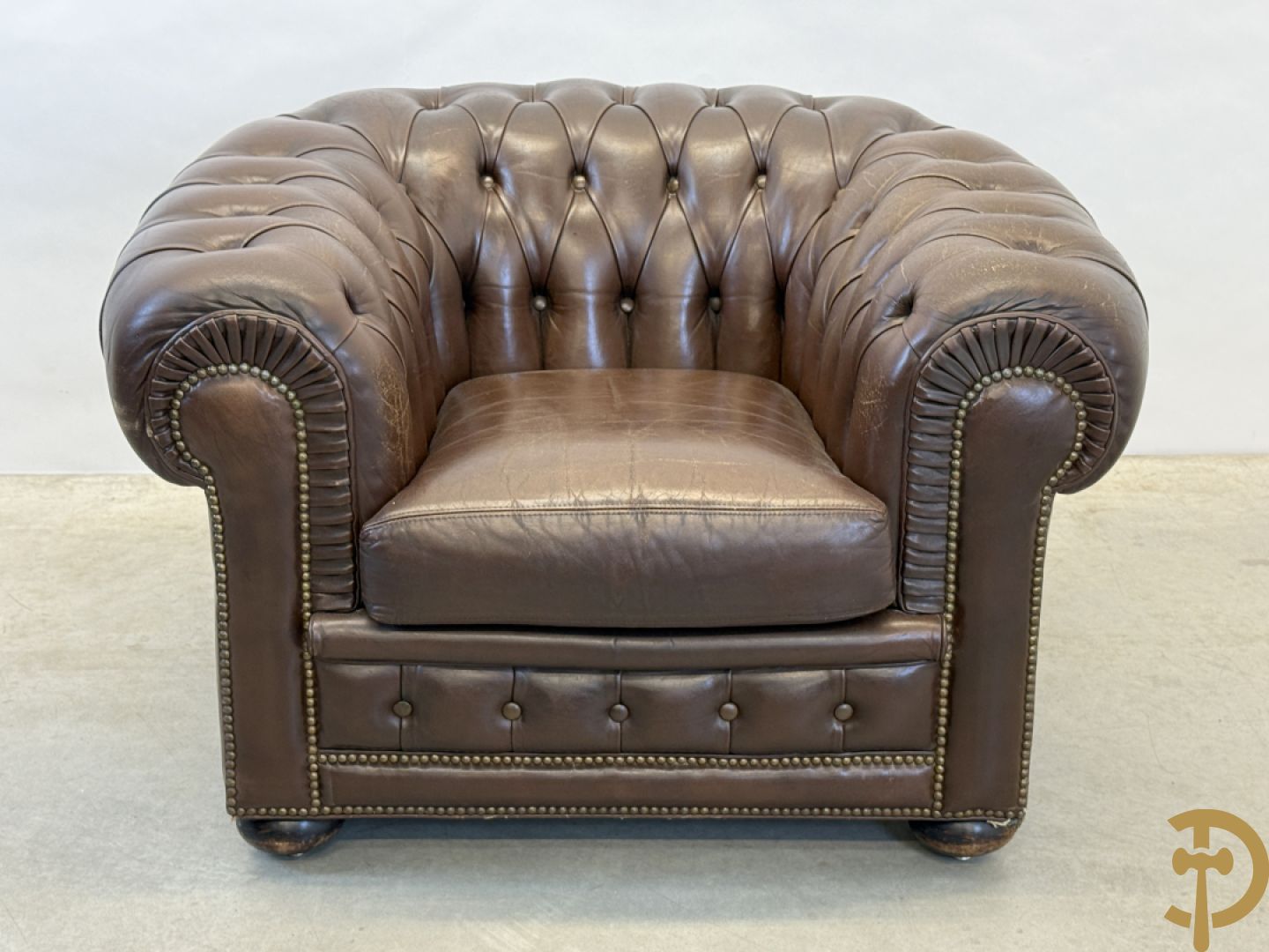 Bruin lederen driezit en club chesterfield