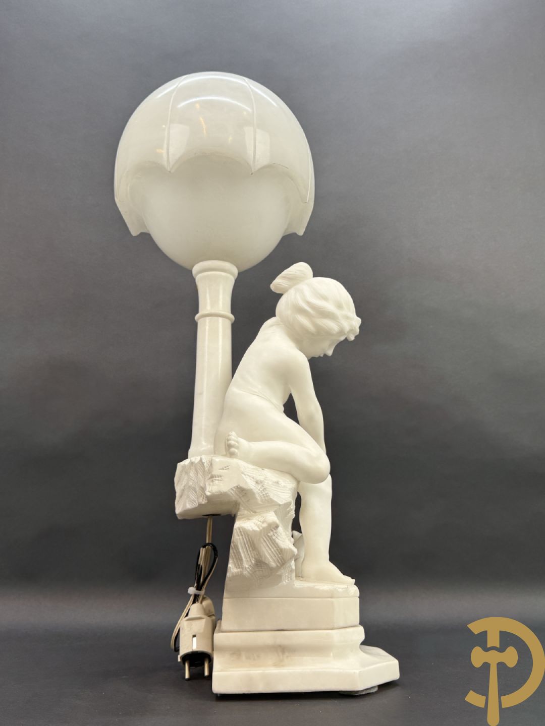 Albast beeld met meisje met poes en lamp