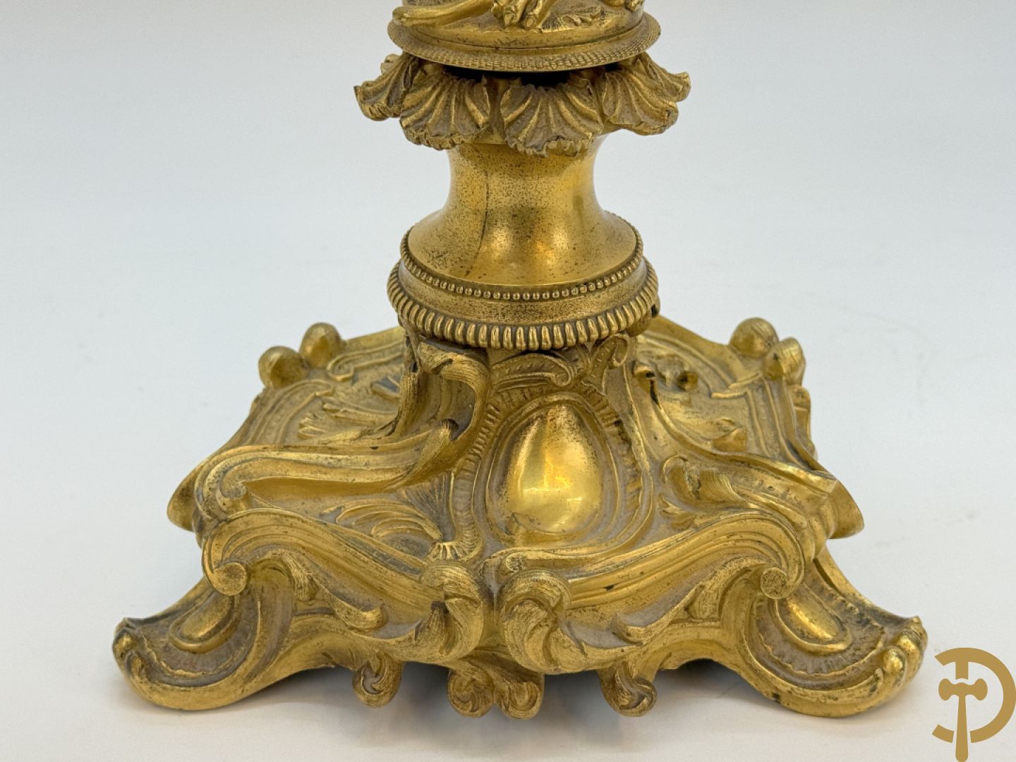 Paar bronzen kandelaars met sater en naakte dame, versierd met accanthusranken en dierenmotieven