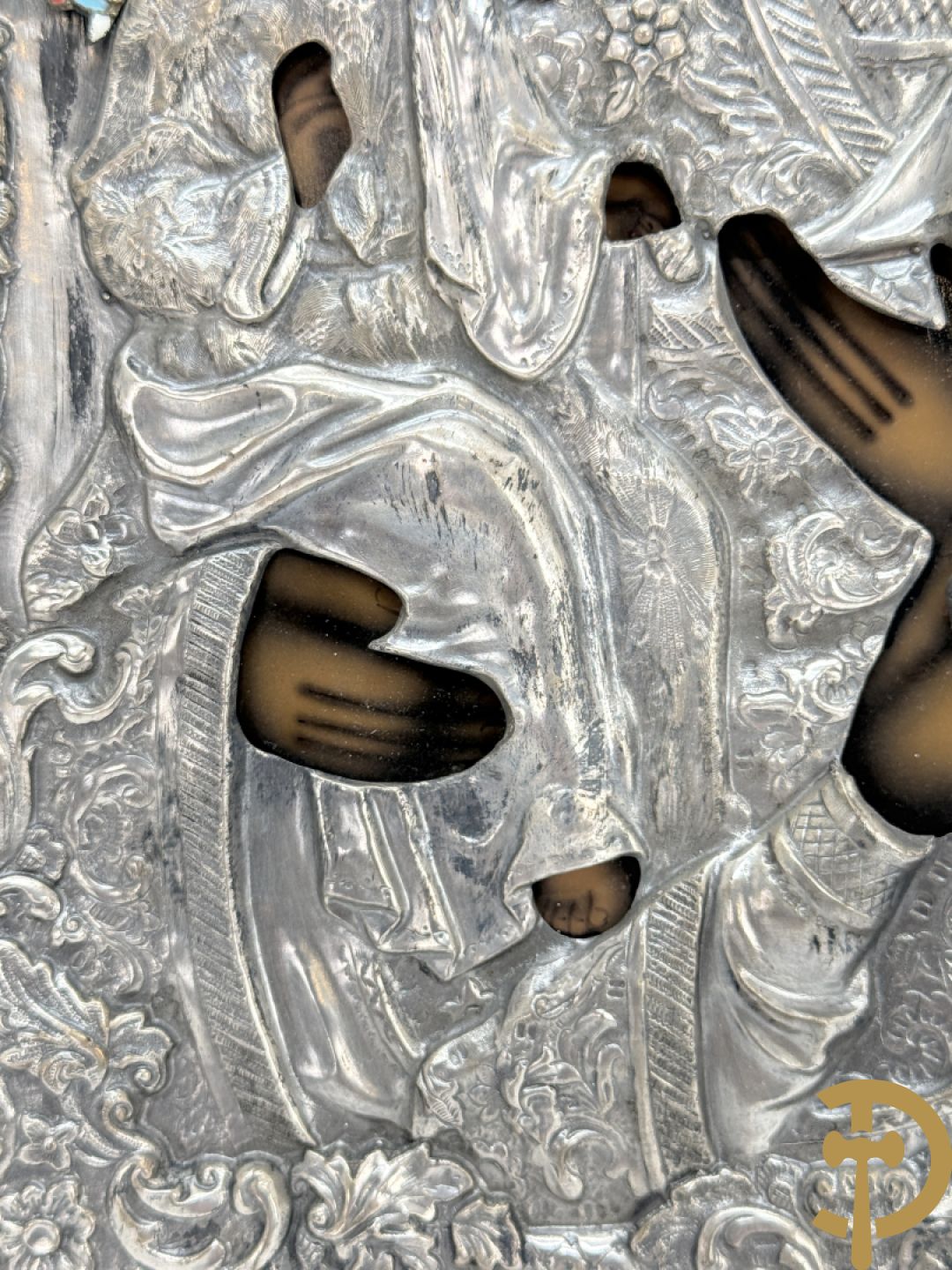 Ikoon met voorstelling van Madonna met kind en verzilverde rizza bezet met email