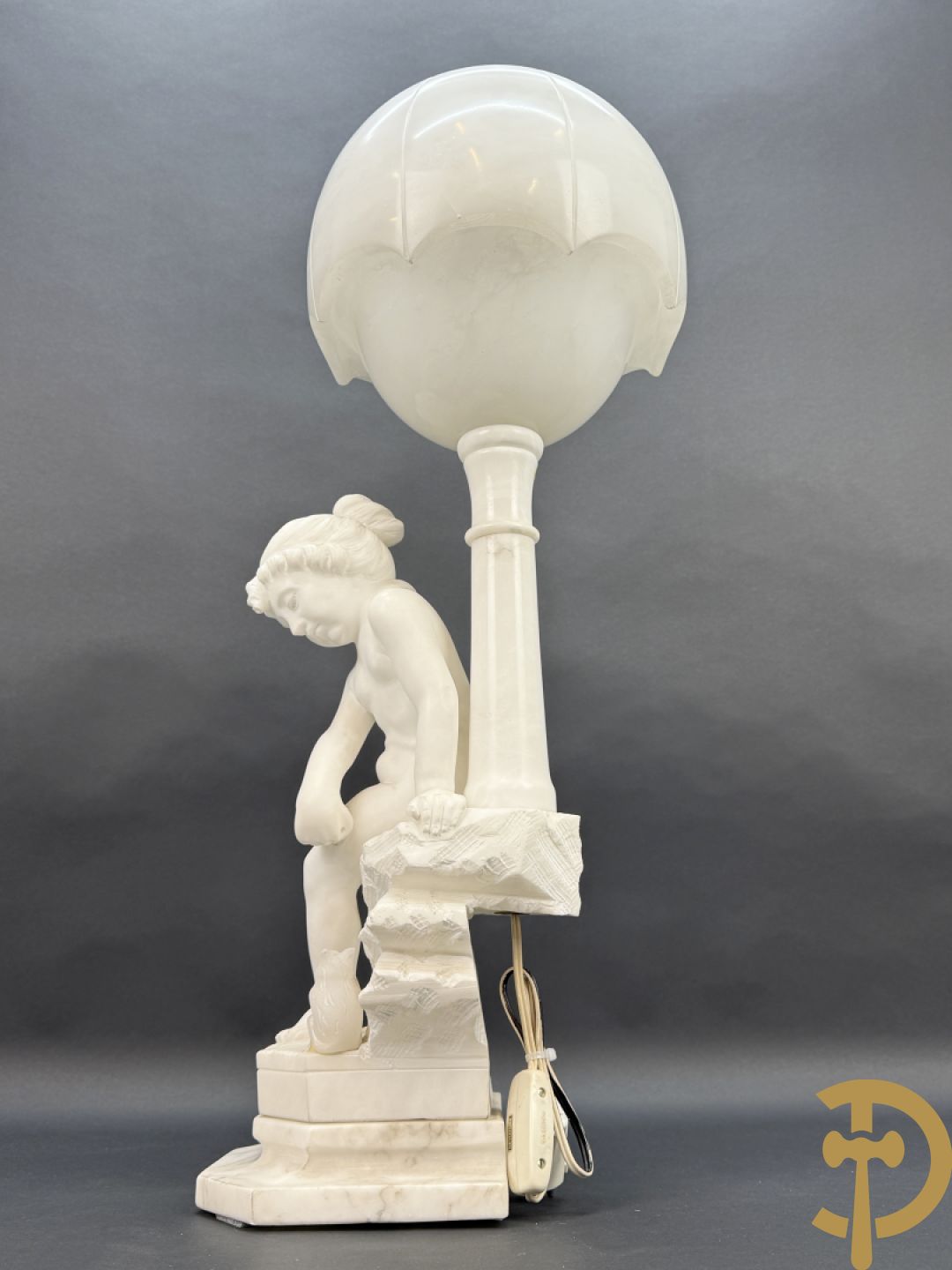 Albast beeld met meisje met poes en lamp