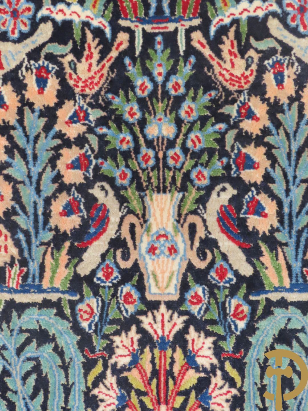 Oosters handgeknoopt tapijt Heriké met decor van amforen , bloemen en vogels