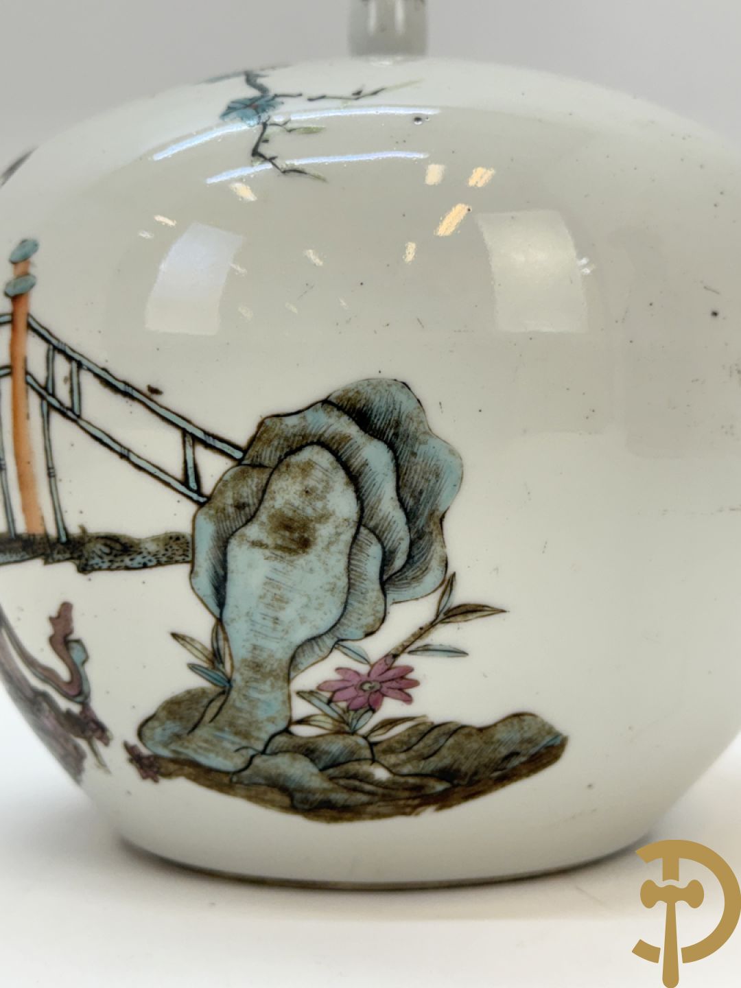 Chinese porseleinen vaas met decor van fo honden + Dekselpotiche in Chinees porselein met geanimeerd decor van dames in landschap