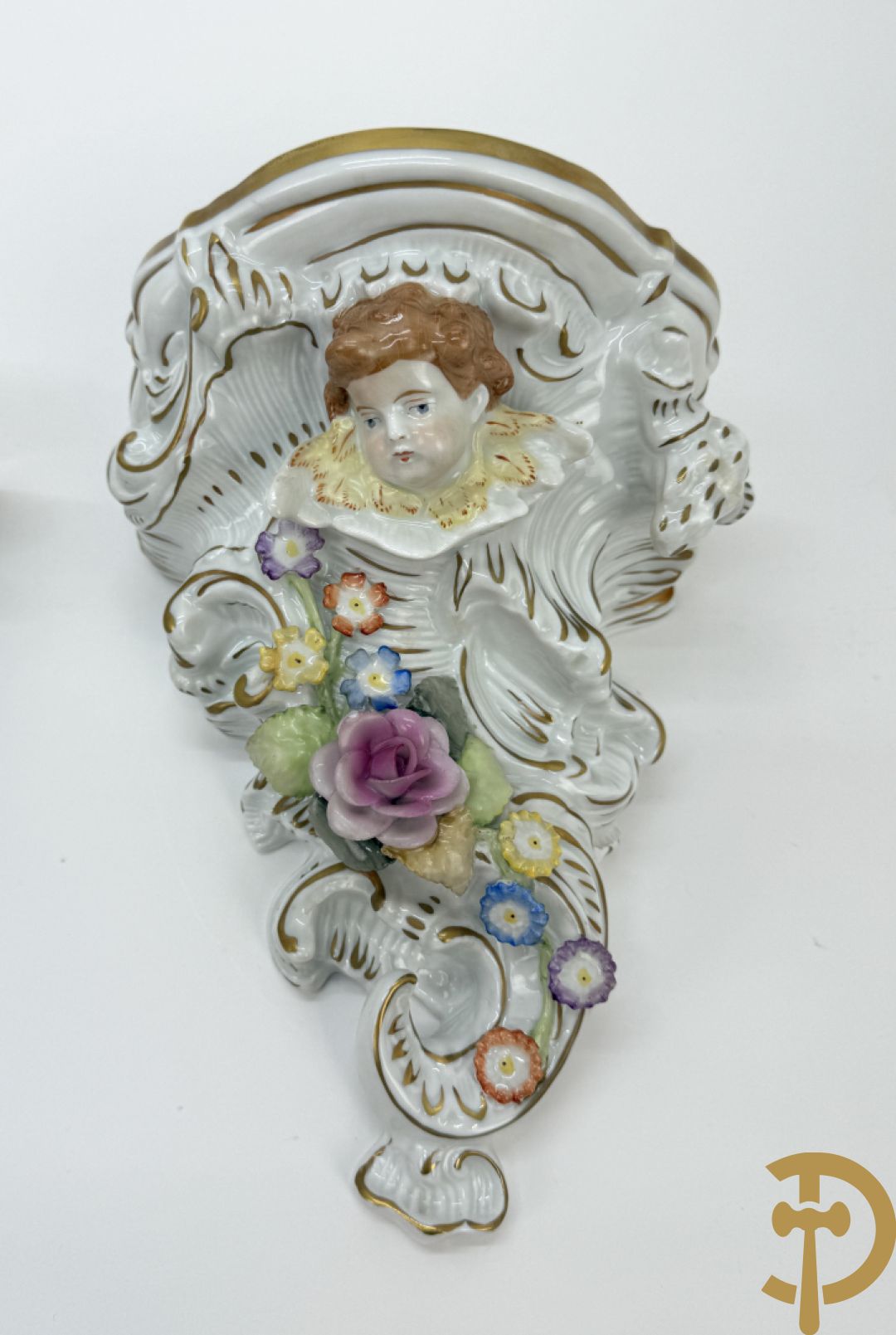 Paar porseleienen consooltjes met cupido