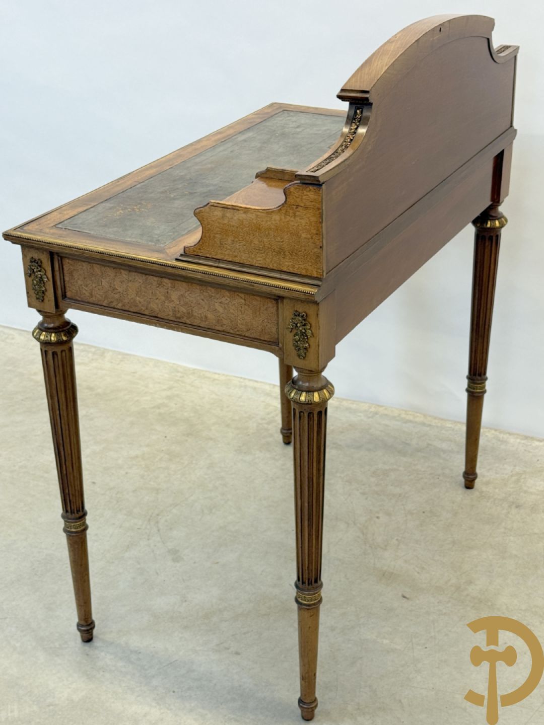 Frans notelaren damesschrijfbureel met marketterie, bronsbeslag, lederen blad, grote lade onderaan en 2 kleine lades boven, 19e