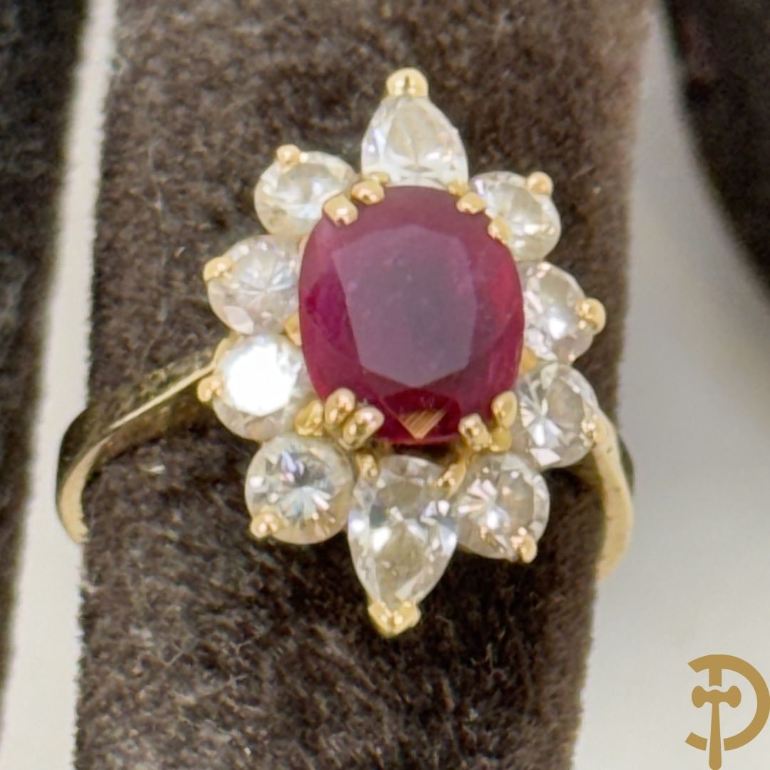 Geelgouden damesring met centrale ovale robijn van 1,53 ct. en 2 peervormige diamanten 0,,43 ct.