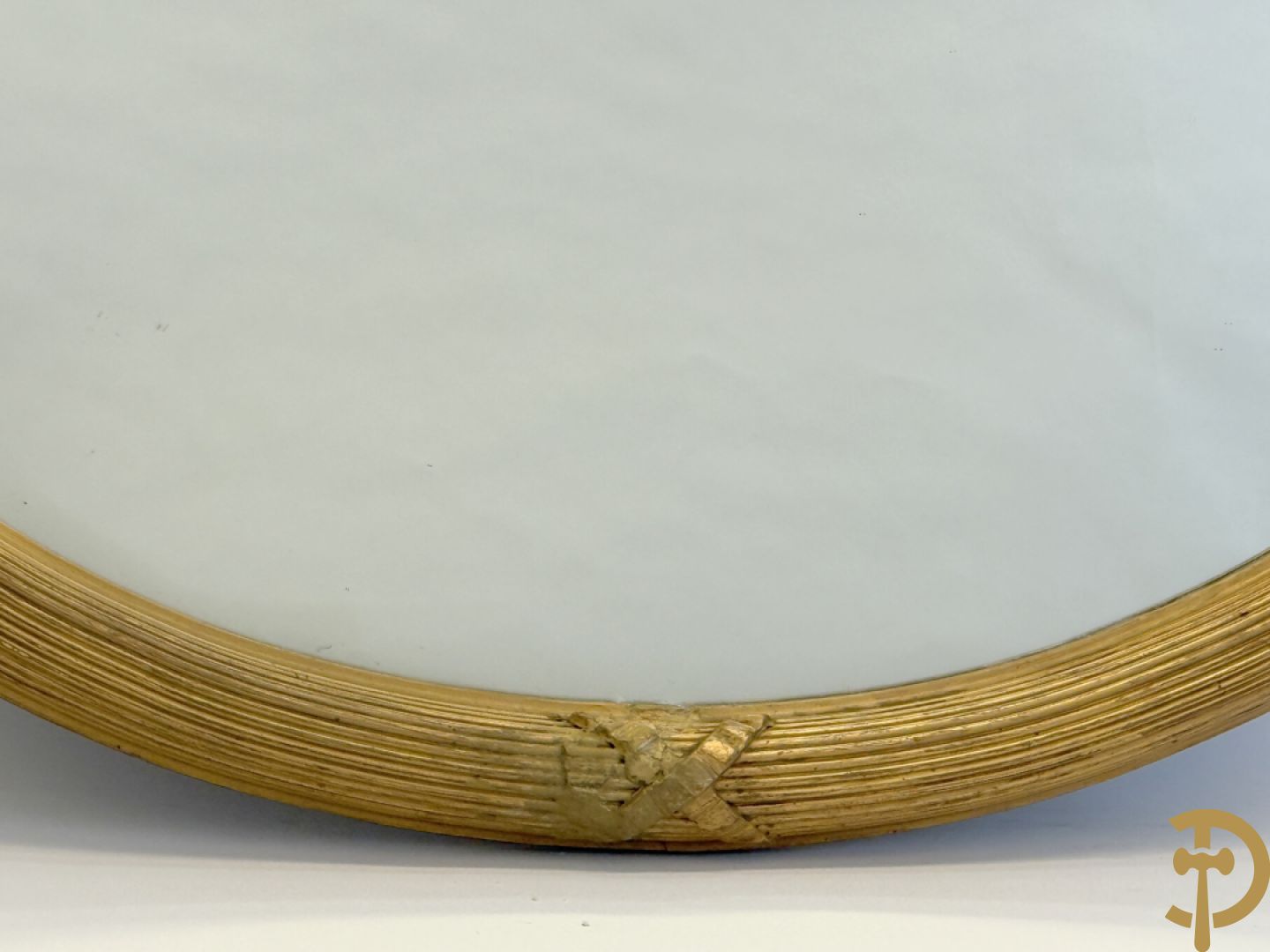 Ovale vergulde spiegel met Louis XVI strik