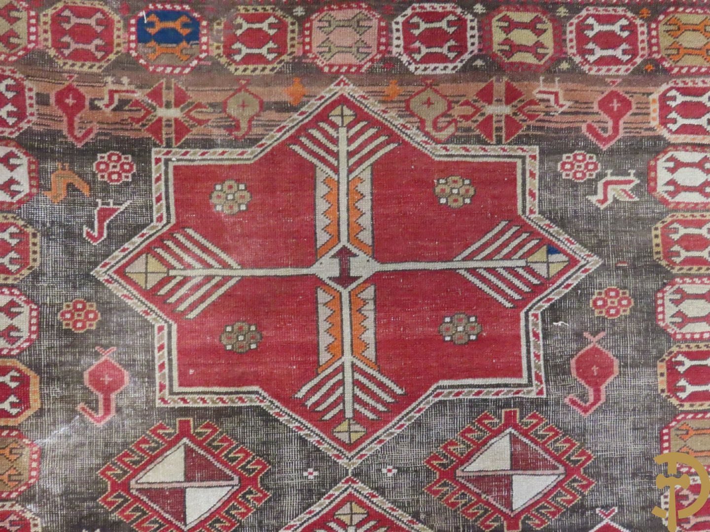 Antiek oosters handgeknoopt Kaukasus tapijt met geometrische patronen