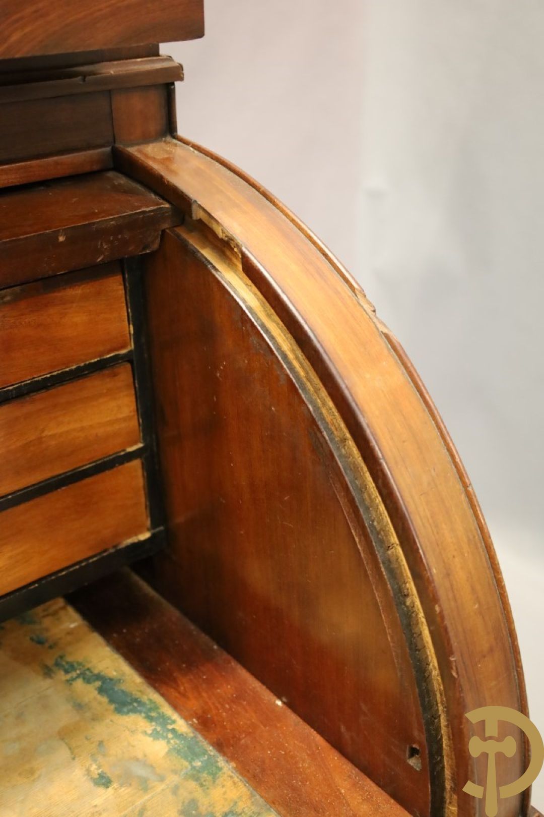 Imposant notelaren cilinderbureau met bovenbouw met ingemaakte lades, cilinderklep en uittrekbaar schrijfblad - drie deuren onderaan - 19e