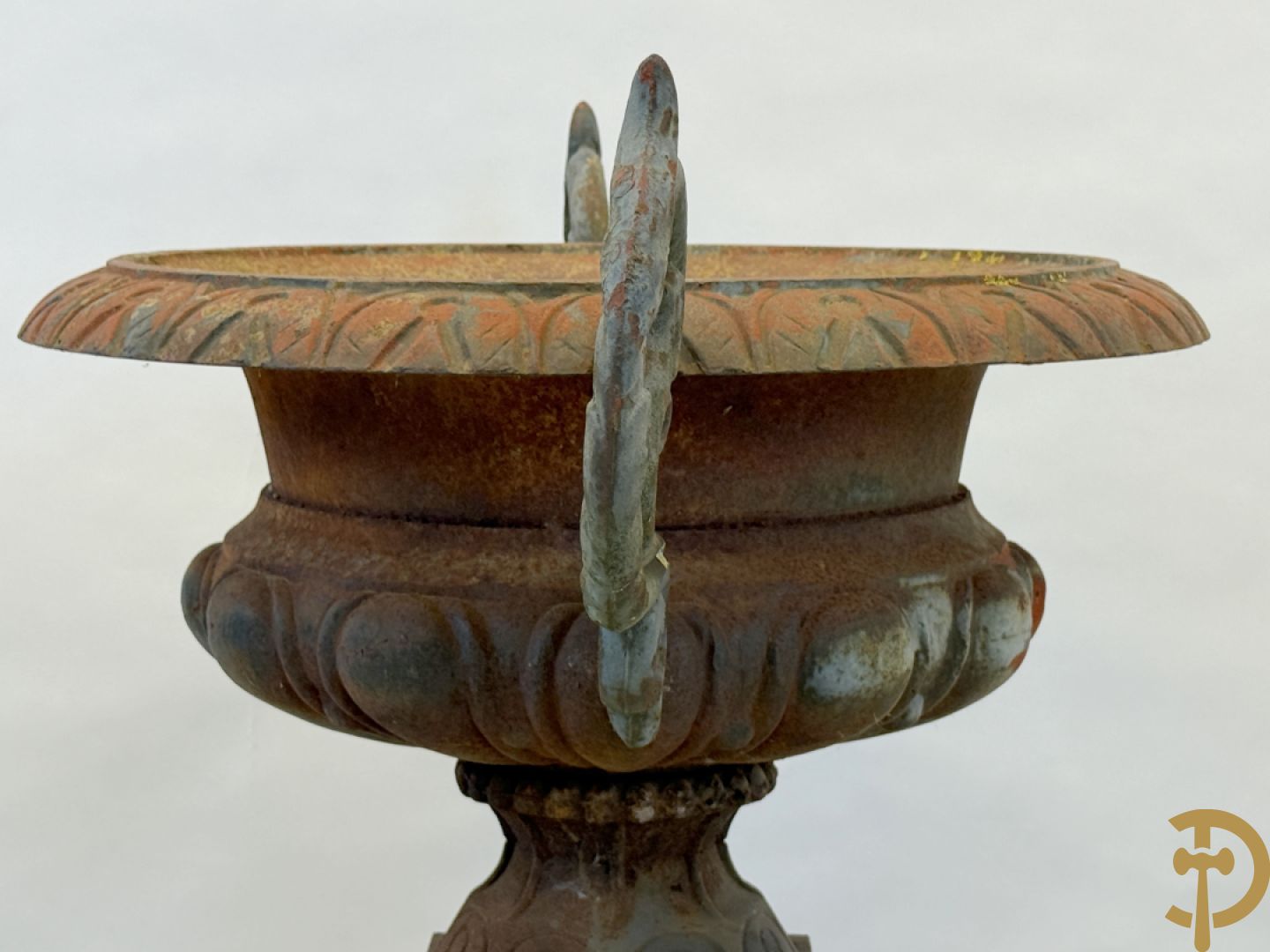 Gietijzeren amfoor met 2 oren op sokkel