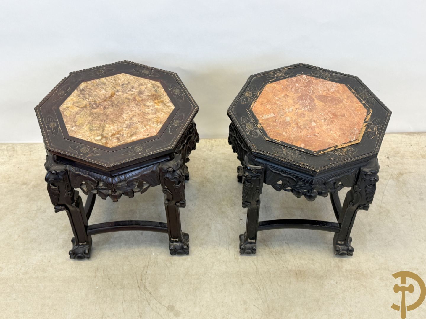 Paar achthoekige hardhouten Chinese sokkels met fo-honden en bloemendecoratie