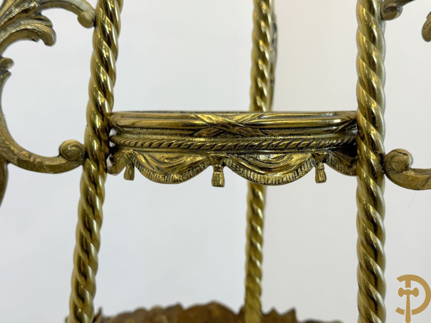 Bronzen hall lantaarn met centrale coupe bezet met bloemen- en dierenkoppen