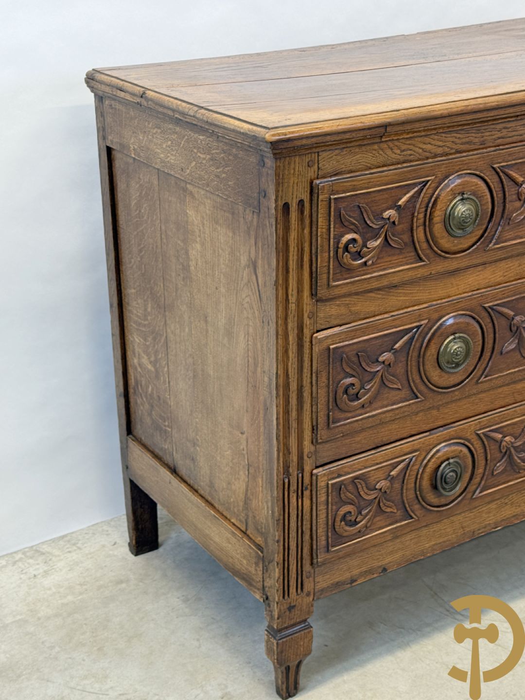 Massief eiken Louis XVI drieladencommode met gepanneleerde zijkanten en accanthusranken in de lades