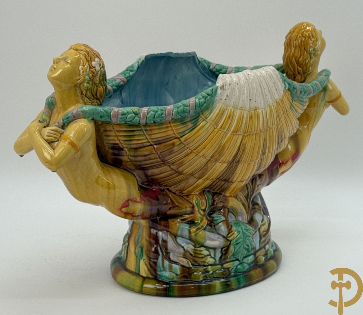 Bloemenjardinière in Majolica met paar dames houdende een schelp