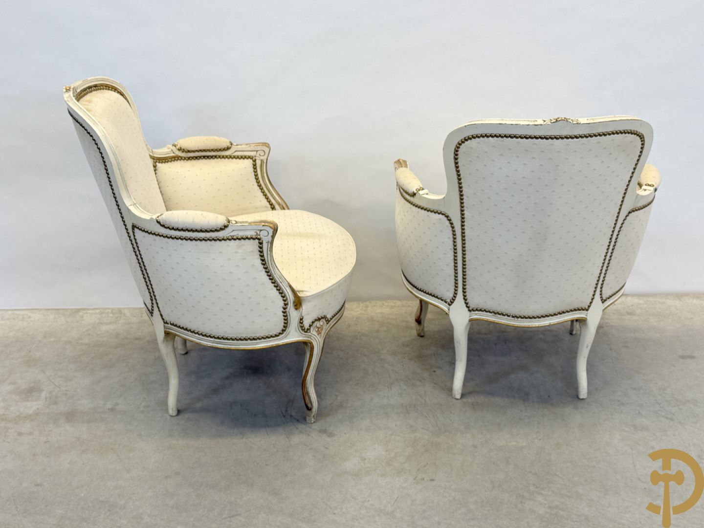 Paar wit gemonochromeerde Louis XV bergères