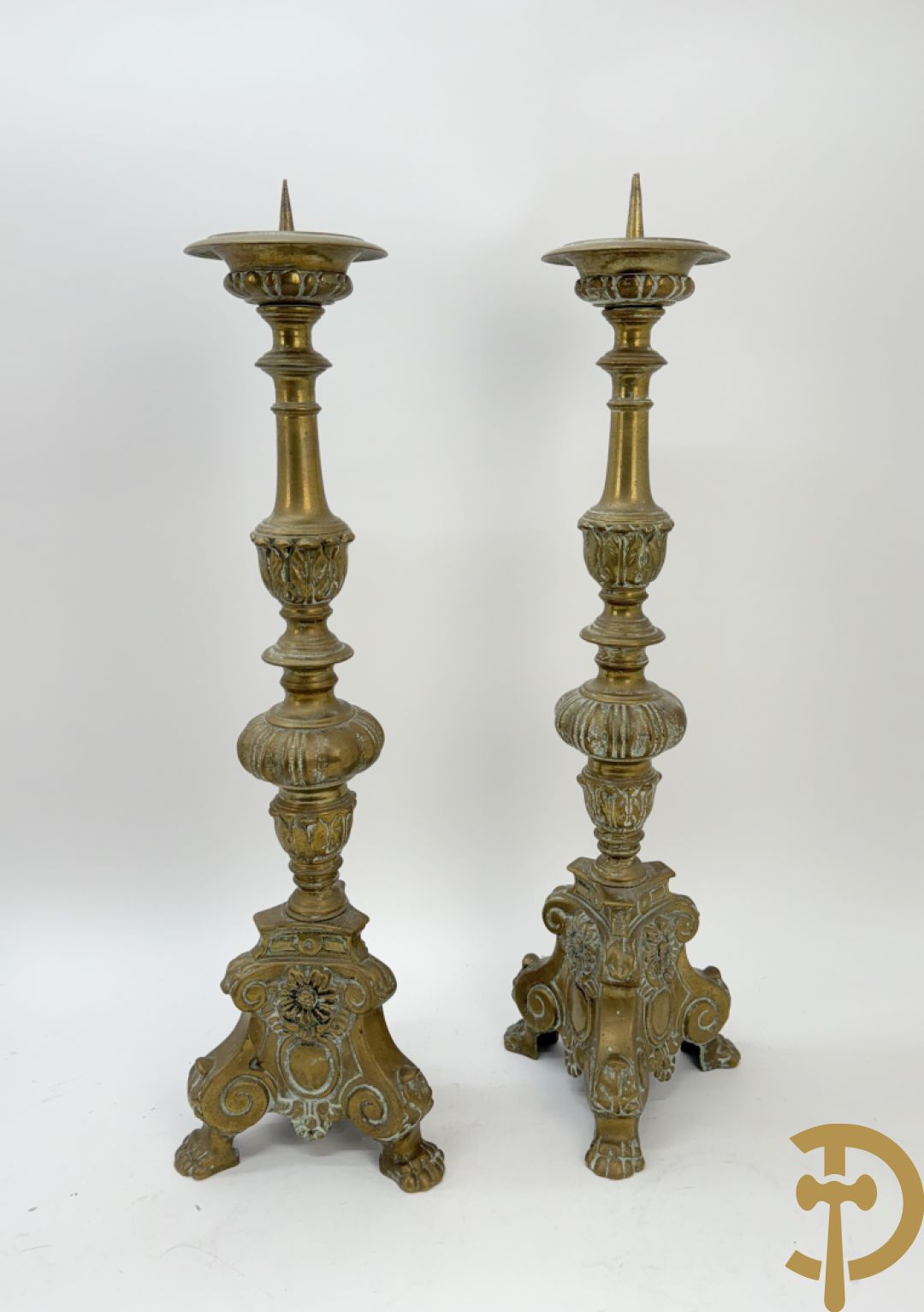 Drie paar religieuse kandelaars in brons en koper