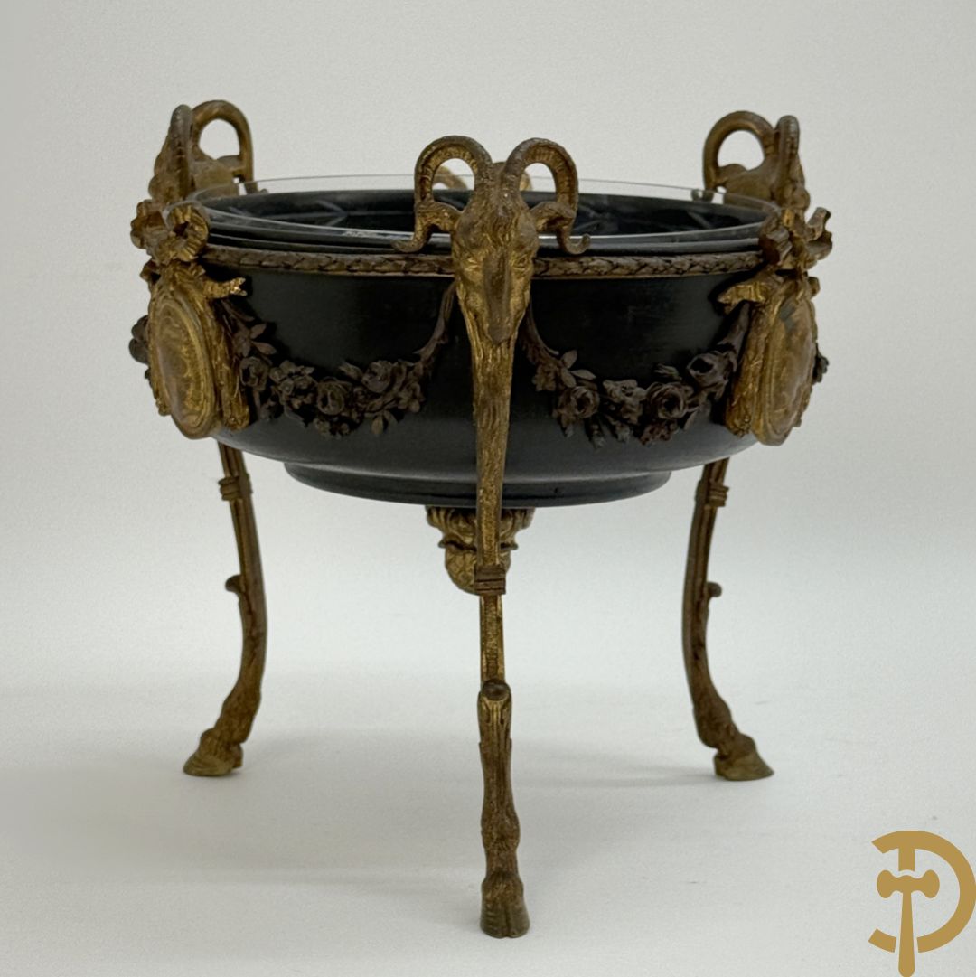 Bronzen coupe op 3 bokkepoten met ramskoppen  bezet en verbonden door guirlandes met medaillon