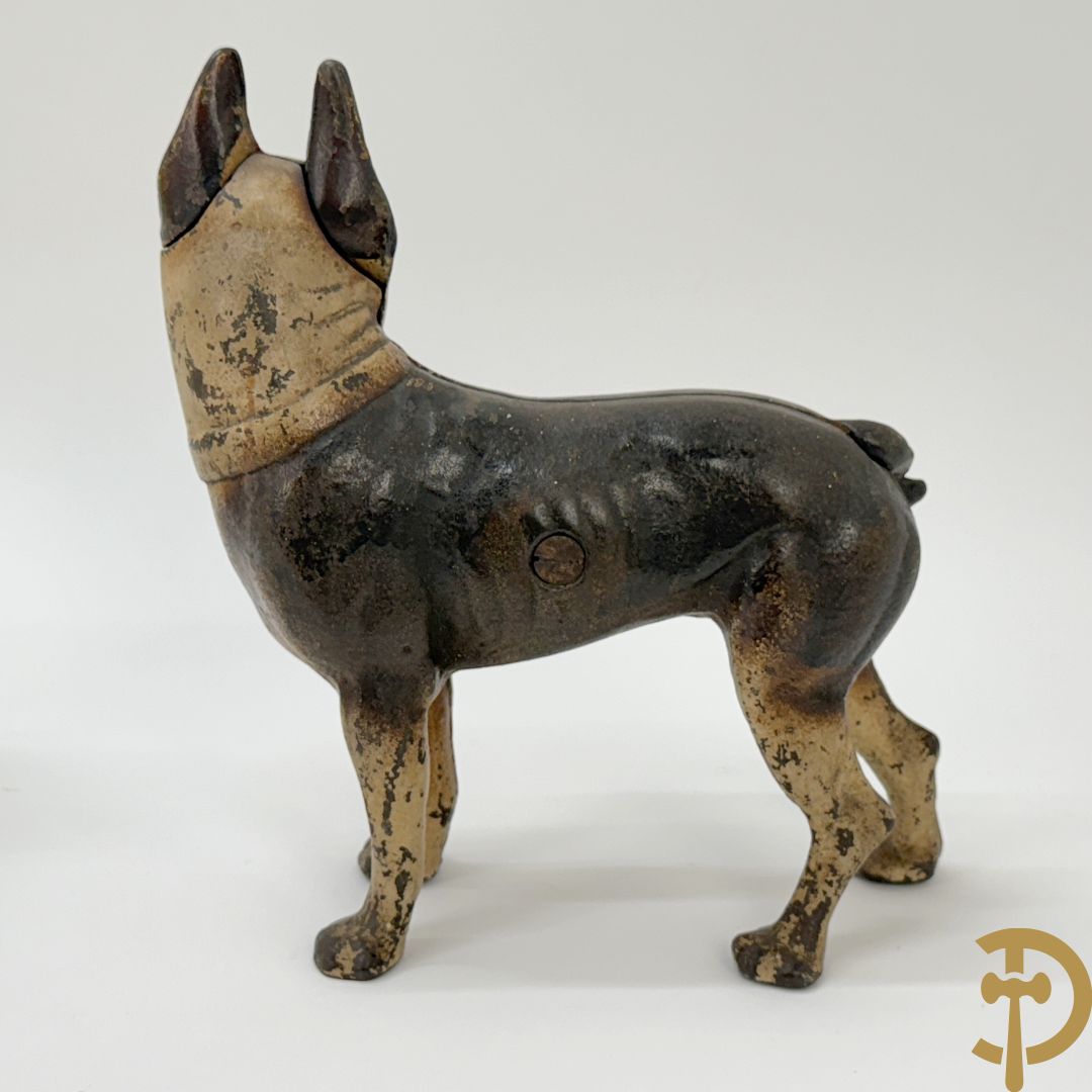 Gietijzeren Engelse hond + spaarpotten van gietijzeren varken, gipsen hond en gietijzeren kachel + verzamelobjecten Sphinx en Selles + koperen waterkraan