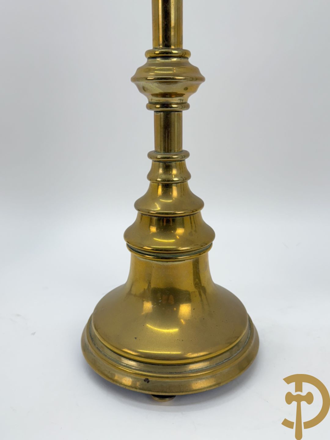 Paar antieke koperen kandelaars + paar metalen  zilverkleurige ballusterkandelaars