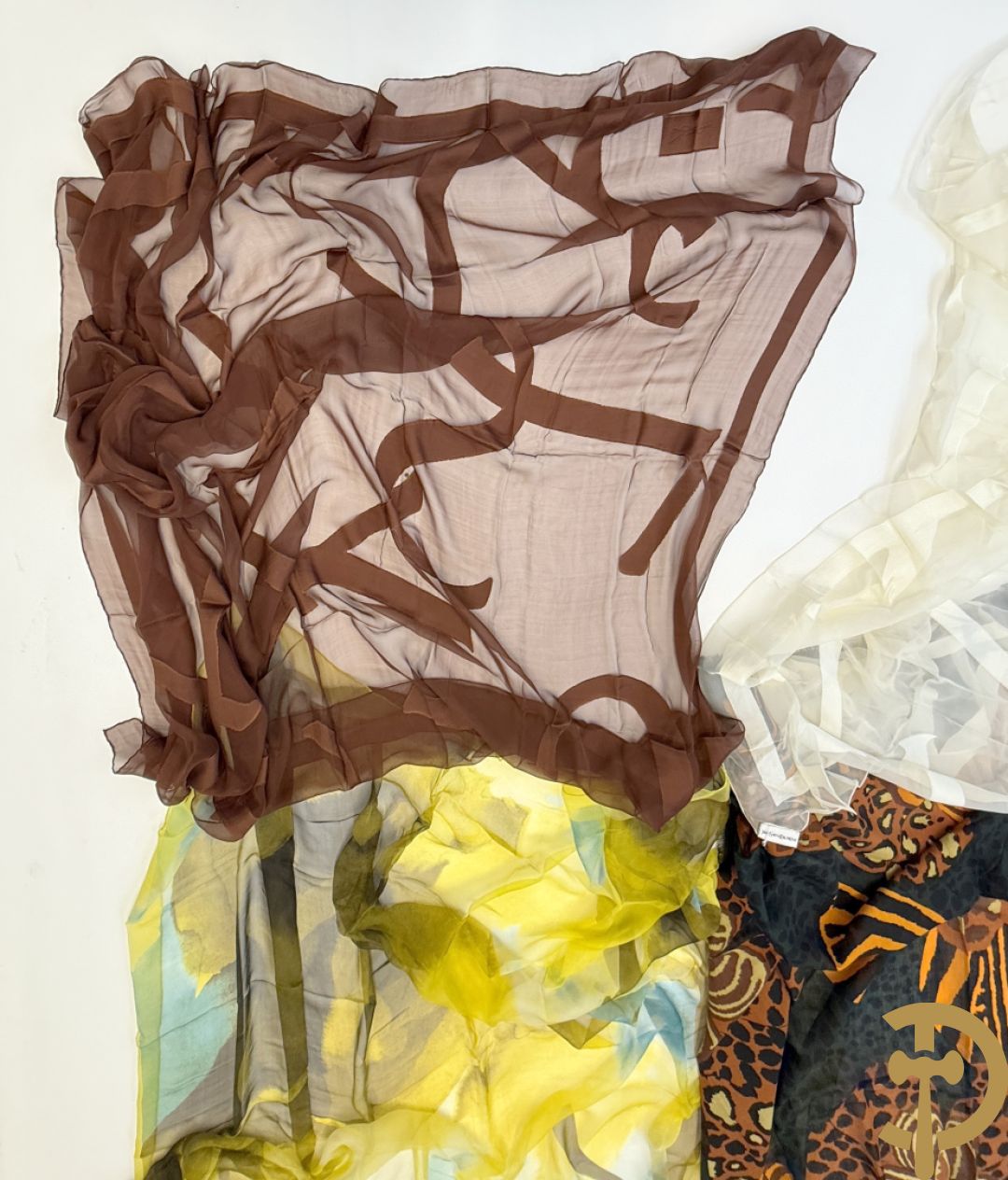 Vier foulards Yves Saint Laurent (nooit gedragen komt uit winkel restant)