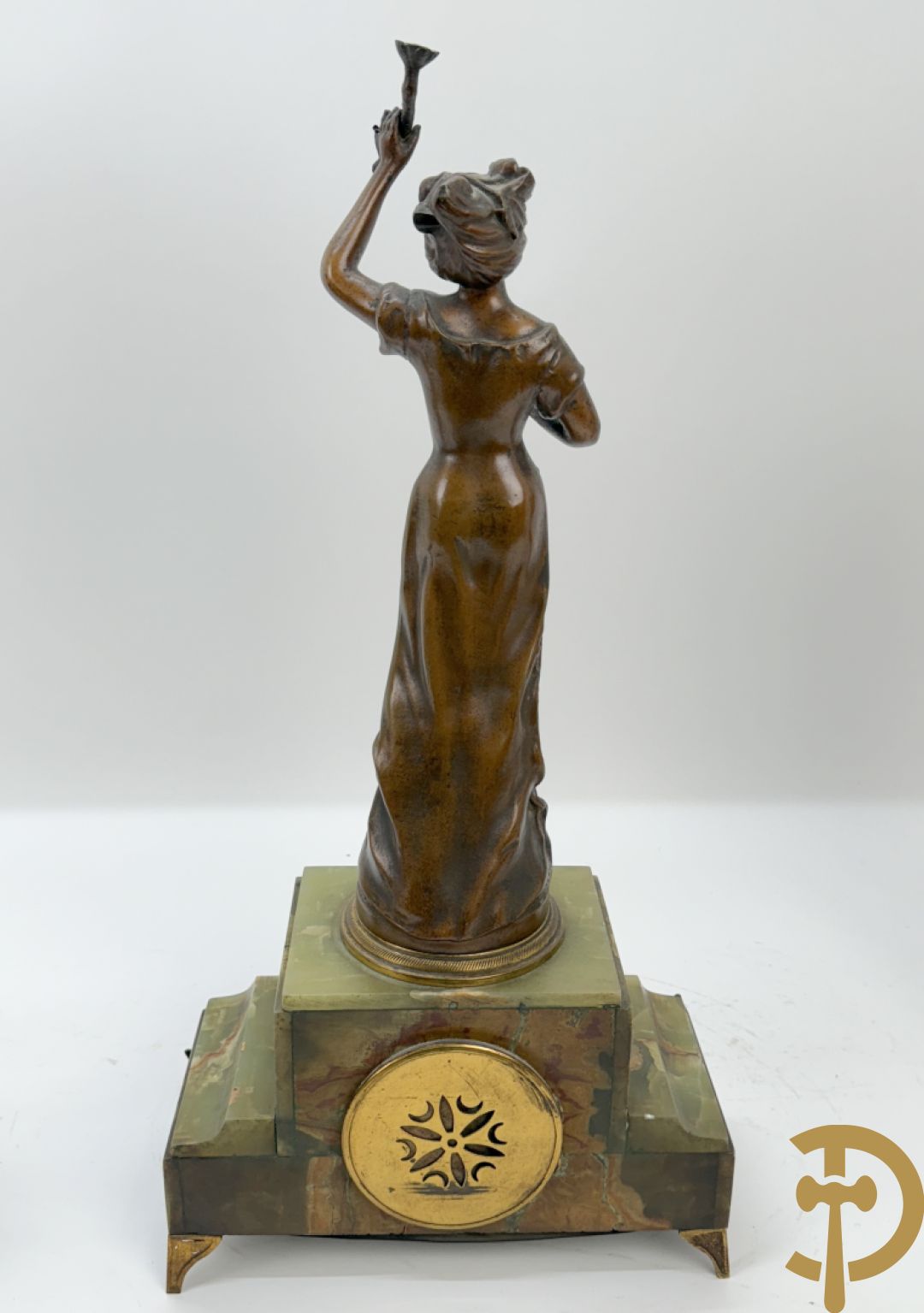 Driedelige zamak garnituur met dame Pavot met bloemen op uurwerk, Rucho getekend, geflankeerd door paar kandelaars