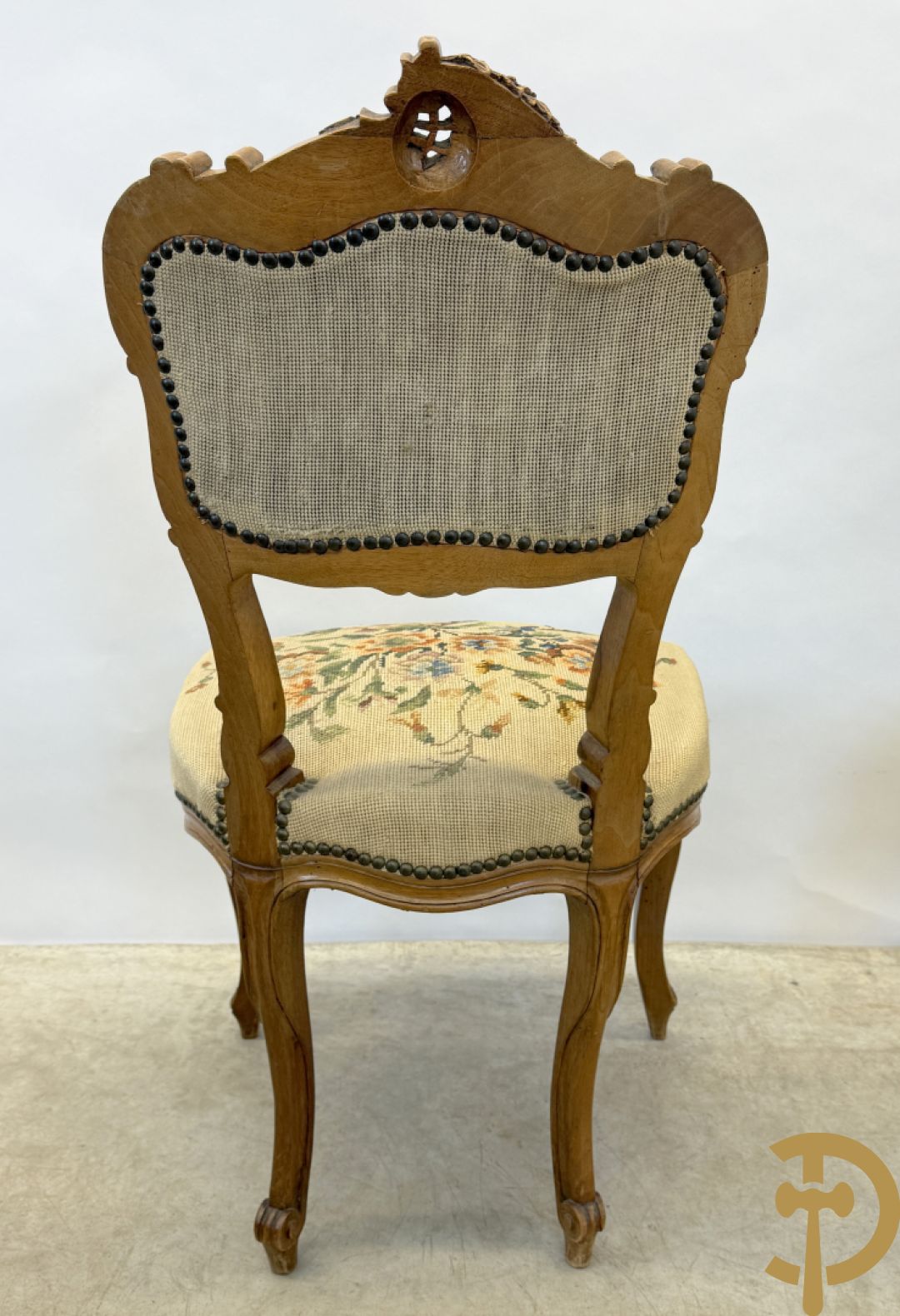 Paar armzetels bezet met petit points + 2 bijhorende stoelen