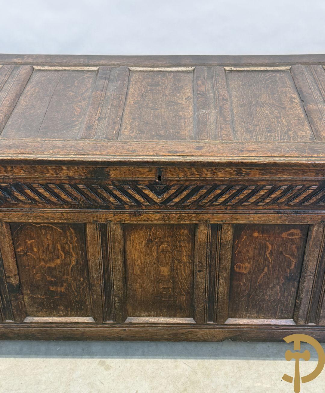 Massief eiken Engelse panelenkoffer, 18e