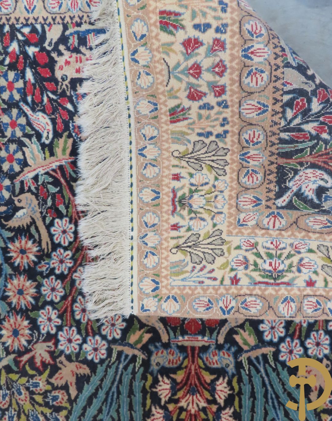 Oosters handgeknoopt tapijt Heriké met decor van amforen , bloemen en vogels