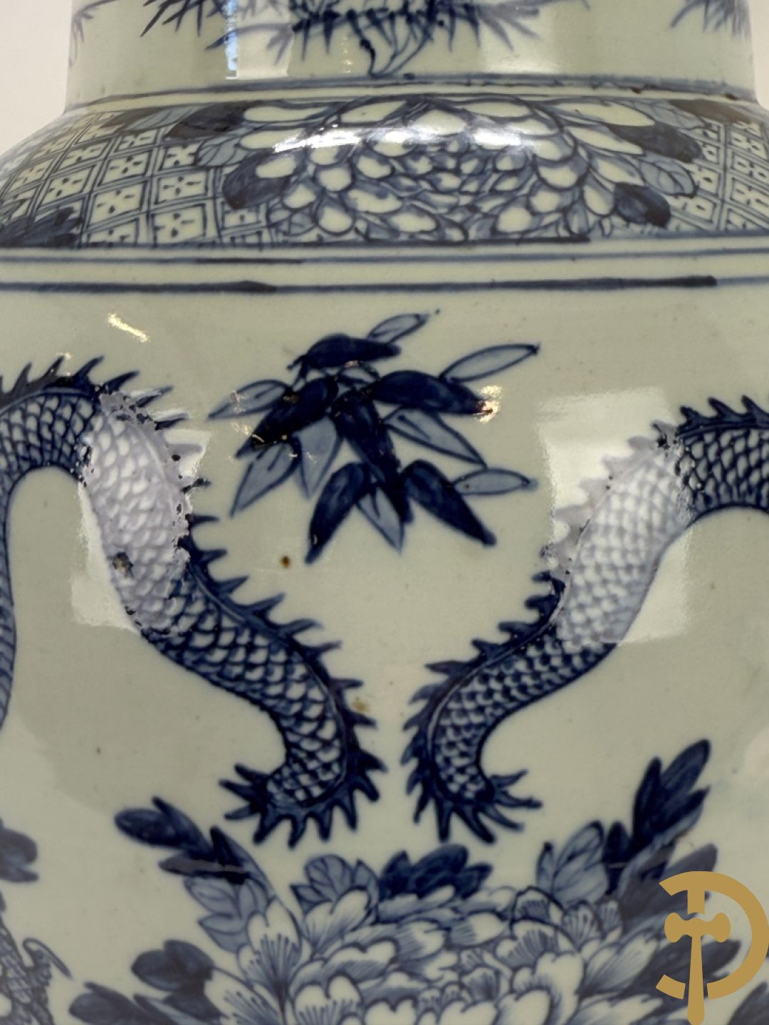 Paar Chinese blauw/witte porseleinen dekselvazen gedecoreerd met draken en bloemenmotieven, als lampadaire omgebouwd