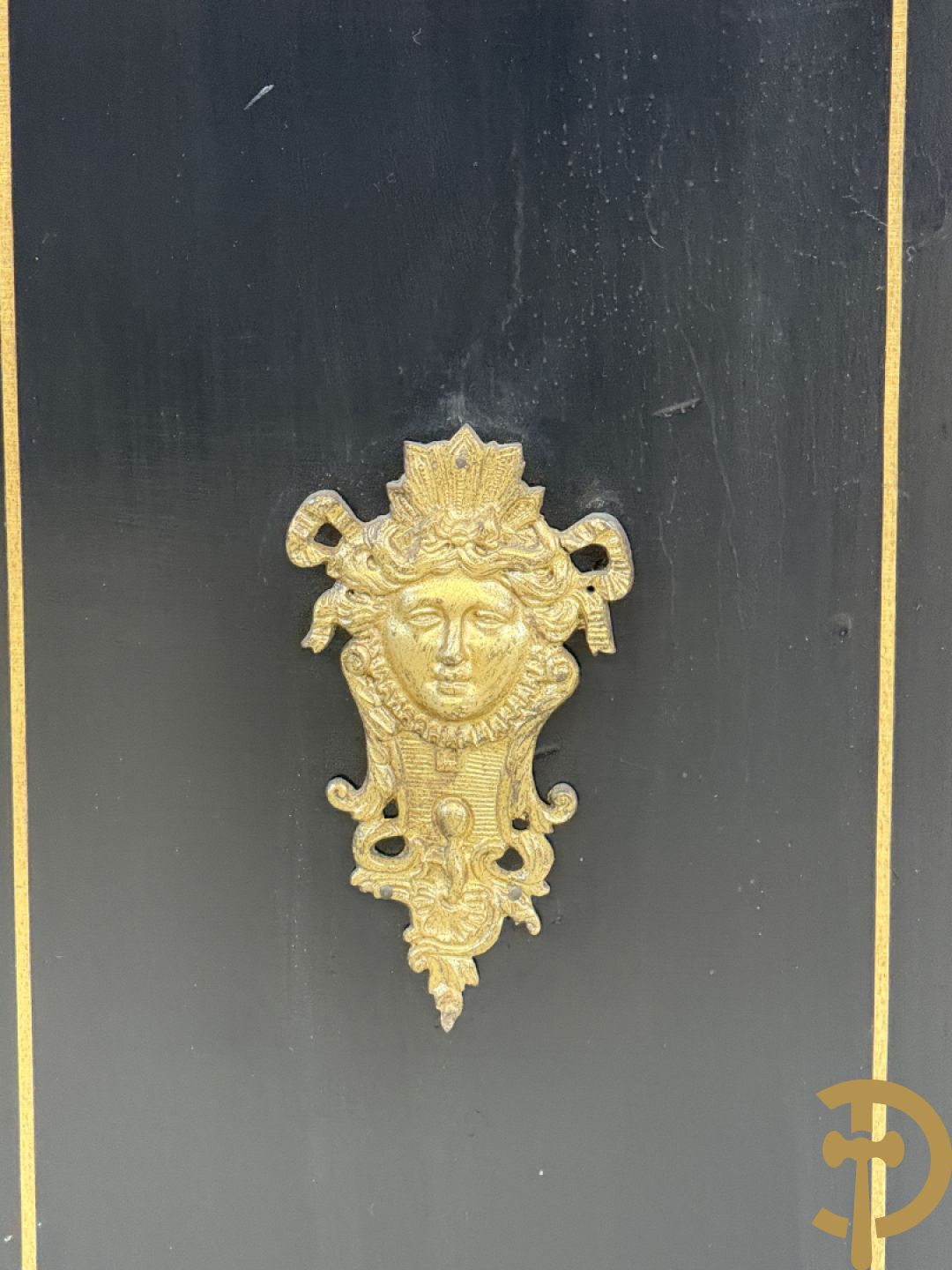 Napoleon III tweedeursdresse bezet met bronzen ornamenten van dameshoofden - paar ovale medaillons in de deuren, alles bezet met Boulle techniek - bovenaan met marmeren blad