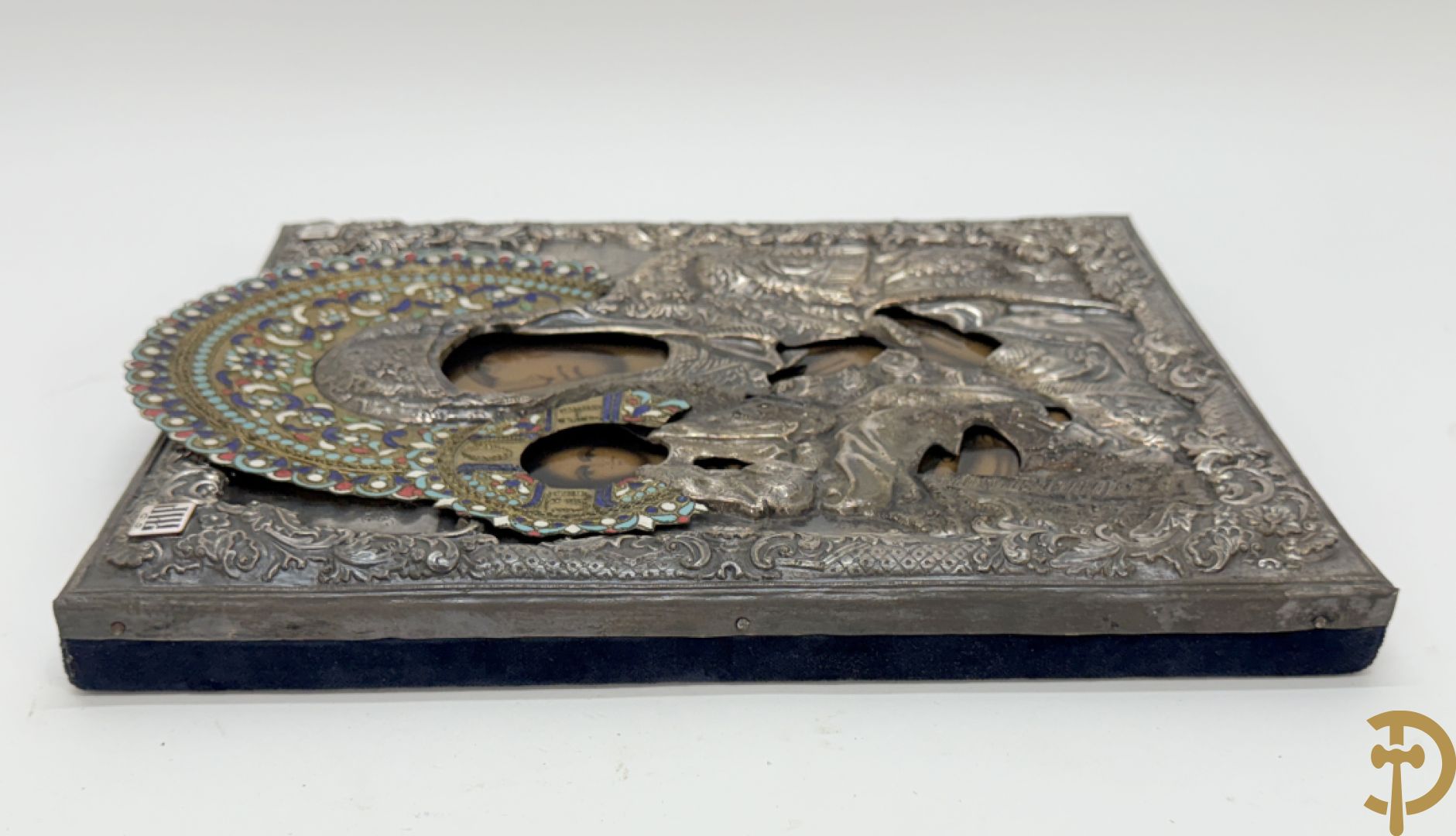 Ikoon met voorstelling van Madonna met kind en verzilverde rizza bezet met email