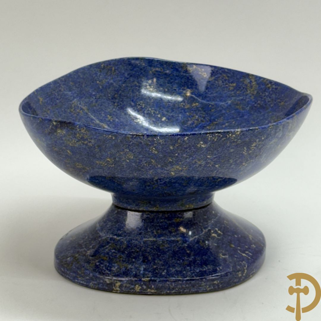 Wolf Helmut (getekend onderaan) twee ledige gepolierde schaal/bowl op voet van halfedelgesteente lapis lazuli met golvende rand onder getekend WOLF H. (Steinbildhauer, Edelsteingestalter, aus Kirschweiler, Idar-Oberstein) - (nieuwprijs 20.000 €)