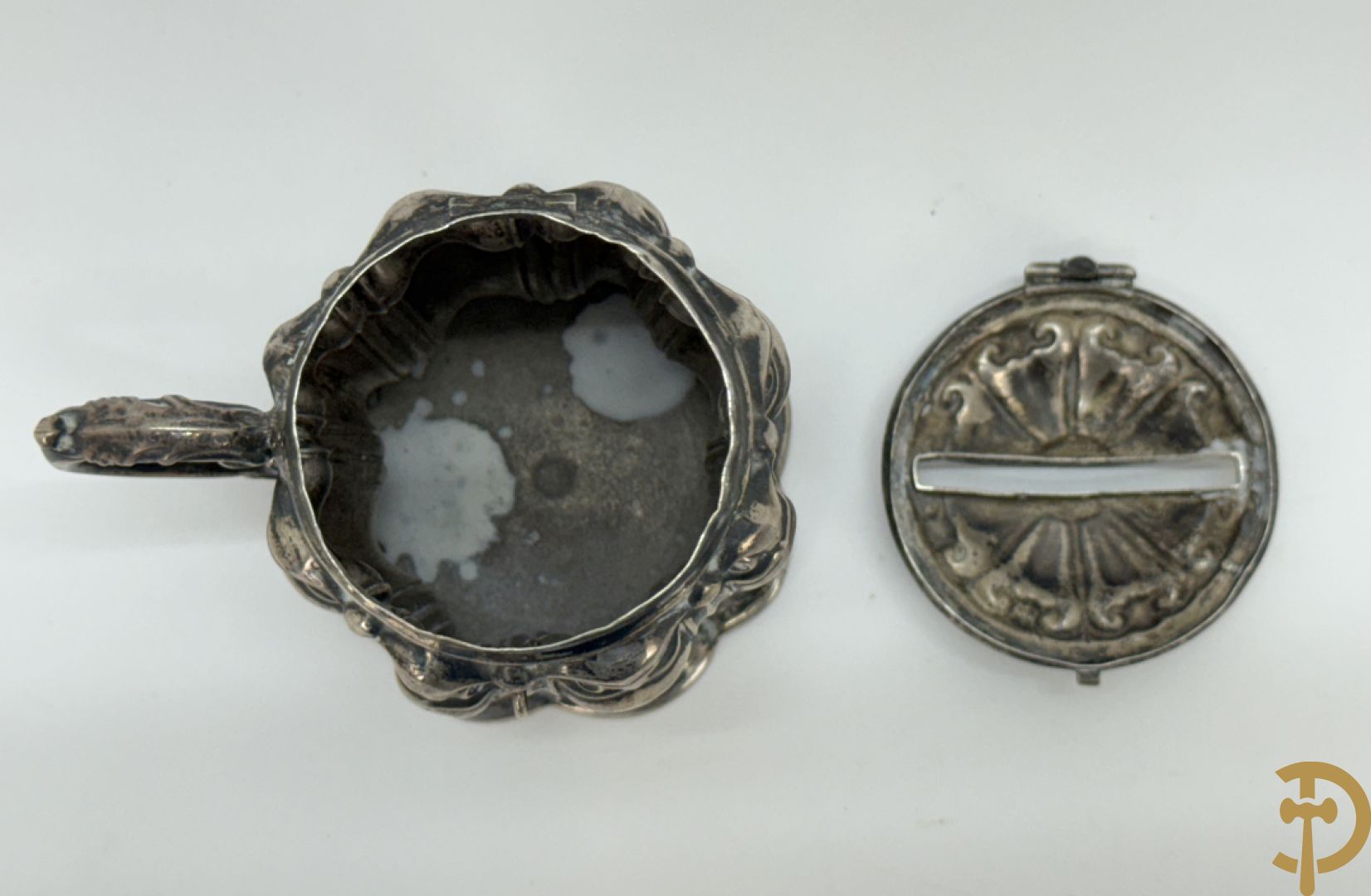 Massief zilveren collectenbus, 2 statieplakkettes, 2 slotjes van boek, wapenschild, penning