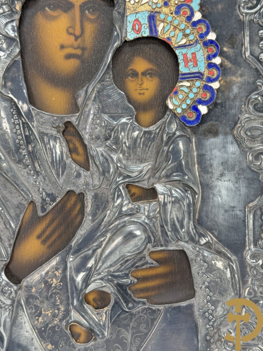 Ikoon met voorstelling van Madonna met kind en verzilverde rizza bezet met email