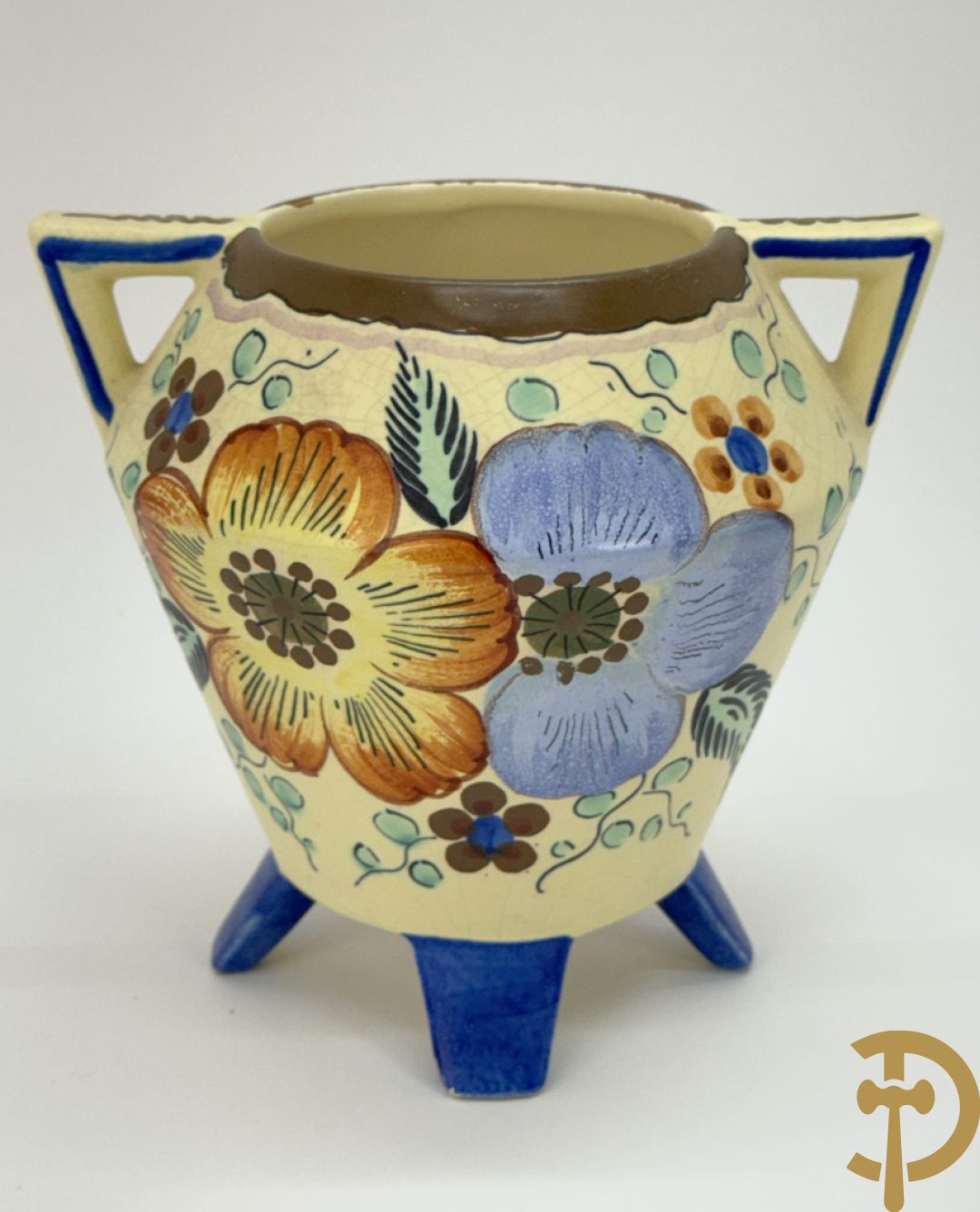 Drie borden in meerkleurige Gouda faience + kandelaar in Gouda faience + 2 vazen in Gouda + bonbonnière Gouda + vaasje Bergen