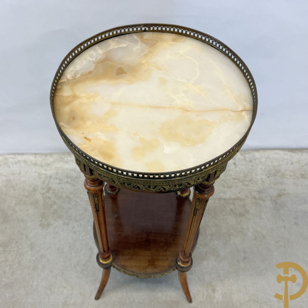 Notelaren staander met onix marmeren blad, gallerij en bezet met bronsbeslag - op gecanneleerde pootjes