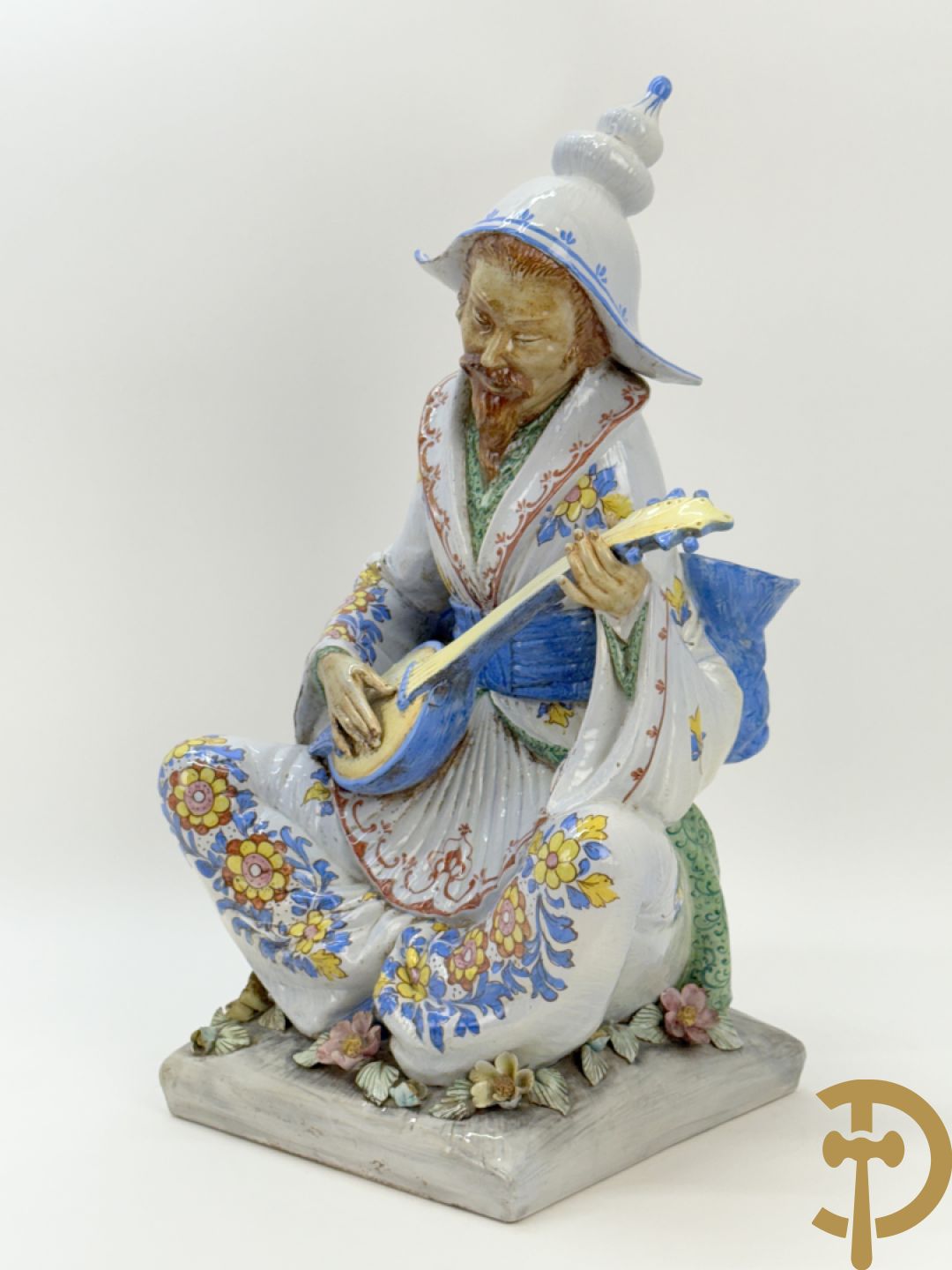 Meerkleurig Italiaans beeld van zittende oosterse man met snaarinstrument