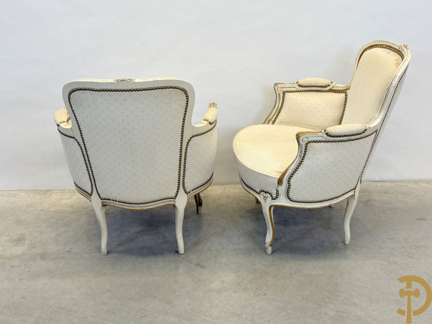 Paar wit gemonochromeerde Louis XV bergères